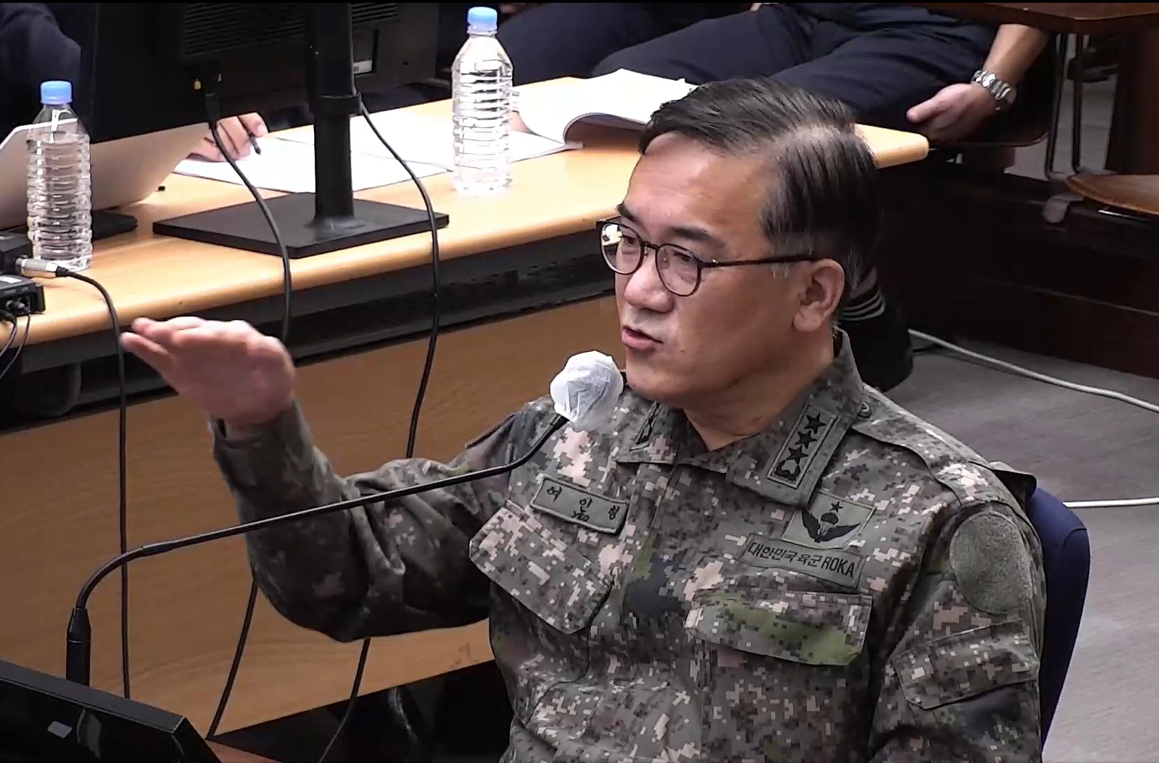 윤석열 재판에 증인 출석한 여인형  여인형 전 국군방첩사령관이 24일 서울 서초구 서울중앙지법에서 열린 윤석열 전 대통령의 내란 우두머리, 직권남용 권리행사방해 혐의 사건 속행 공판에 증인으로 출석해 발언하고 있다. 2025.10.24 서울중앙지법 제공