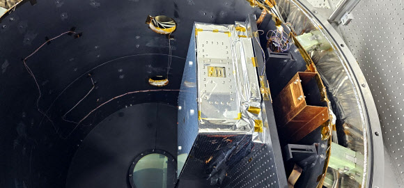 누리호에 실린 차세대중형위성 3호, 오로라.우주바이오 첫 실험