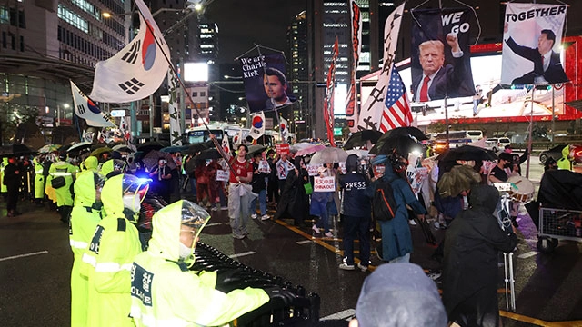 지난 9월 한 극우 단체가 명동 주한중국대사관 인근에서 반중 집회를 벌이고 행진을 시작하자 경찰이 명동거리로 향하는 길을 막고 있는 모습.
서울 연합뉴스