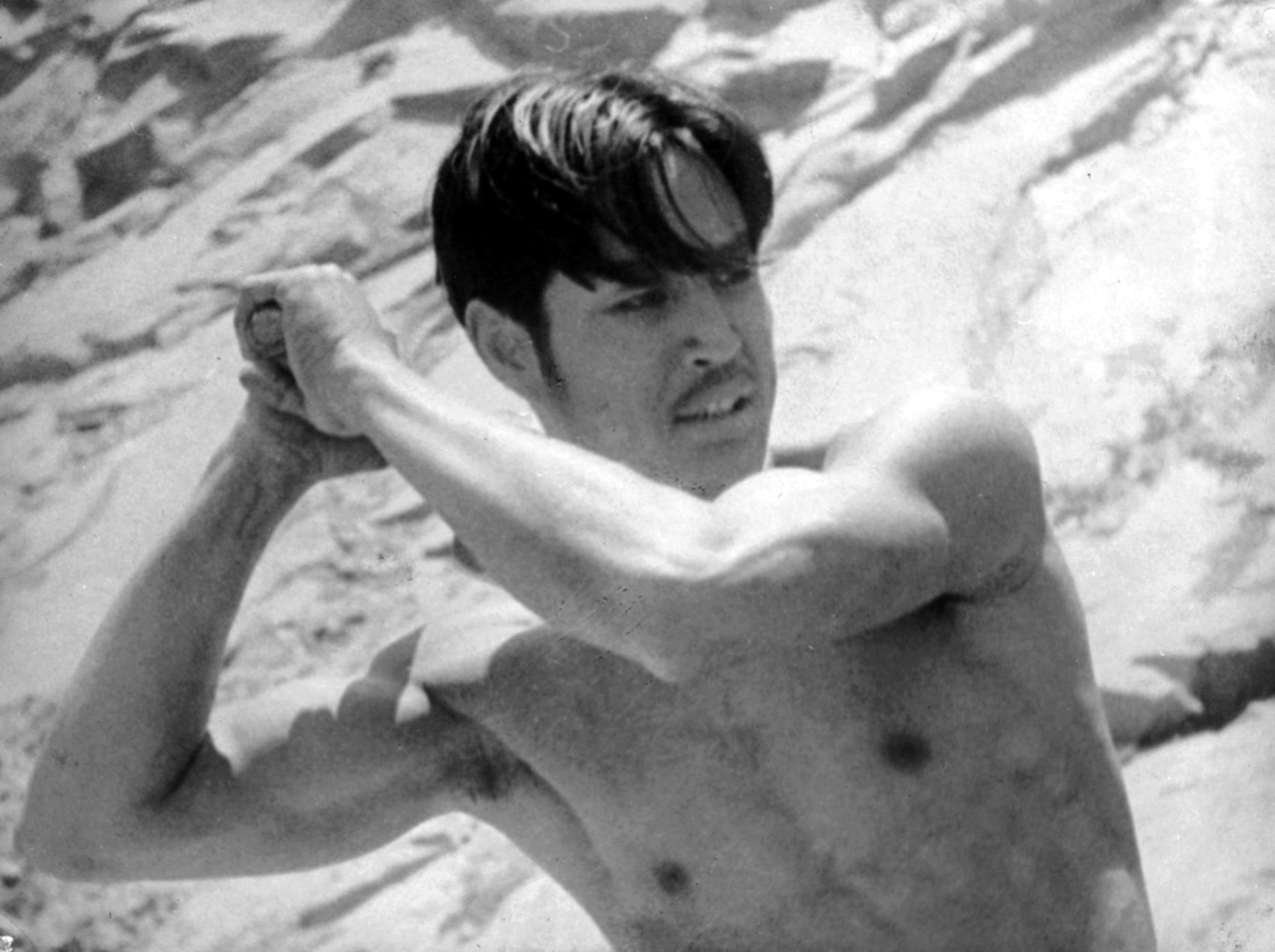 중국 상하이에서 활동하며 조선인 ‘영화 황제’로 불렸던 배우 김염을 비롯한 조선 영화인들의 작품세계를 조명하는 전시가 인천 한국이민사박물관에서 내년 2월까지 열린다. 사진은 영화 ‘모성지광’에서 웃옷을 벗고 탄광에서 일하는 연기를 하고 있는 모습.
박규원 작가 제공