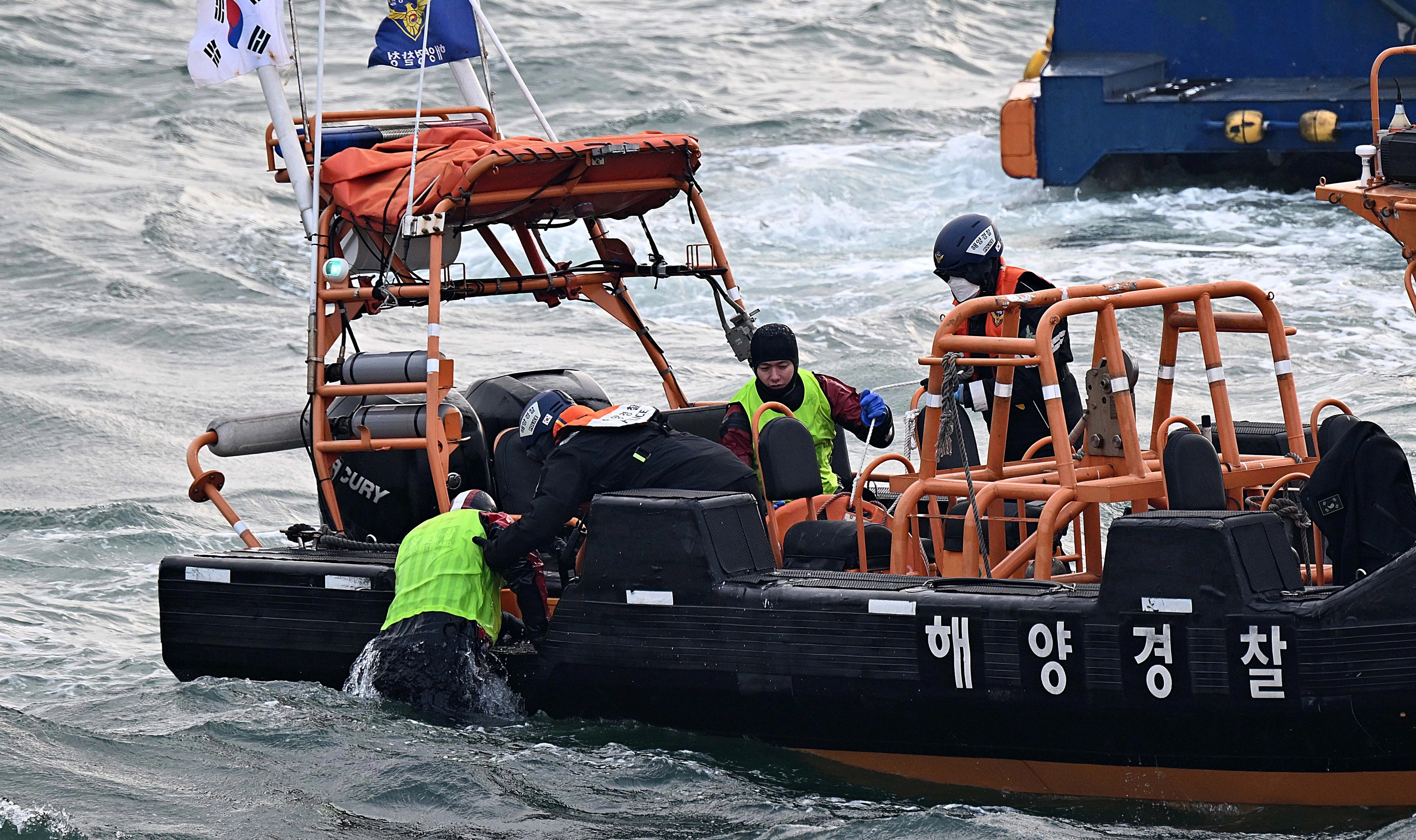 25일 인천 중구 인천항연안여객터미널 앞 바다에서 레디코리아(READY Korea) 4차 훈련 (선박충돌사고)이 진행되고 있다. 이번 훈련은 해무와 GPS 혼신으로 귀항 중이던 어선·차도선·군 선박 간 충돌이 발생하고, 이어 선박 화재·유류 유출과 100명 규모의 대규모 인명피해가 동반된 상황을 가정해 진행됐다.