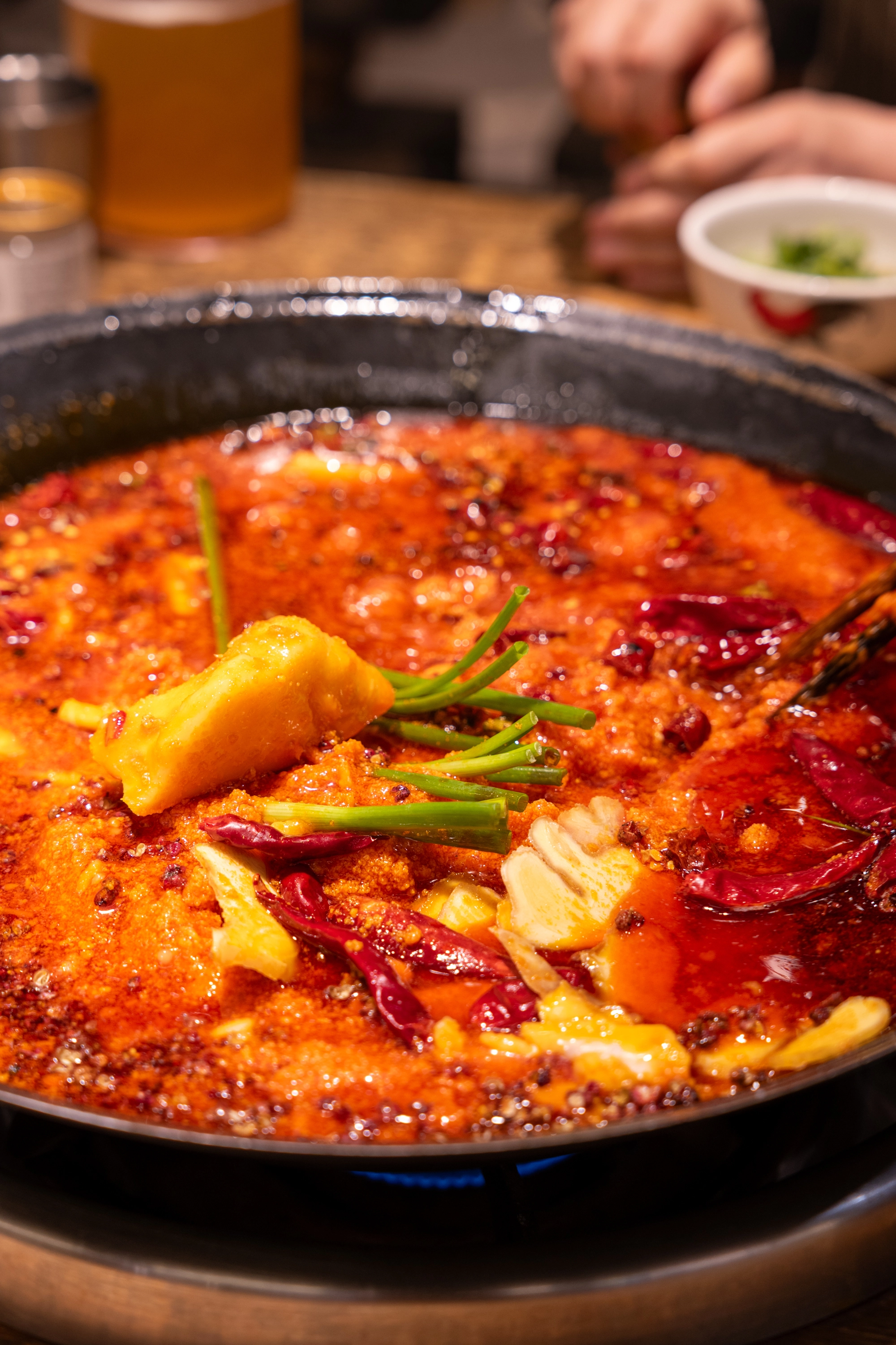 홍탕의 모습. 제대로 된 쓰촨식 홍탕은 50% 이상이 기름으로 구성돼 있다.