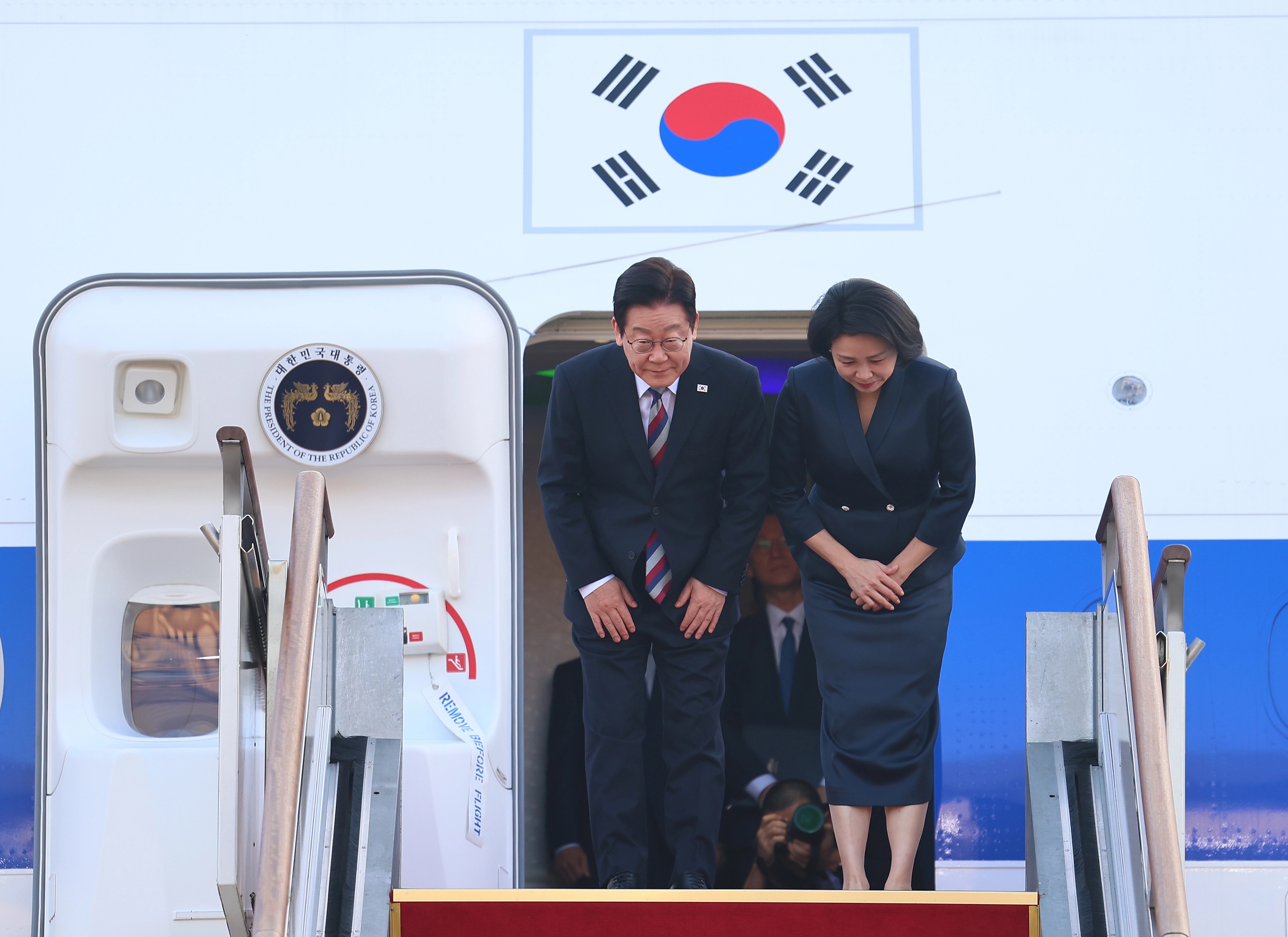 주요 20개국(G20) 정상회의 참석을 계기로 아프리카·중동 4개국 순방을 마친 이재명 대통령과 김혜경 여사가 26일 성남 서울공항에 도착한 공군 1호기에서 환영객들에게 인사하고 있다. 2025.11.26 연합뉴스