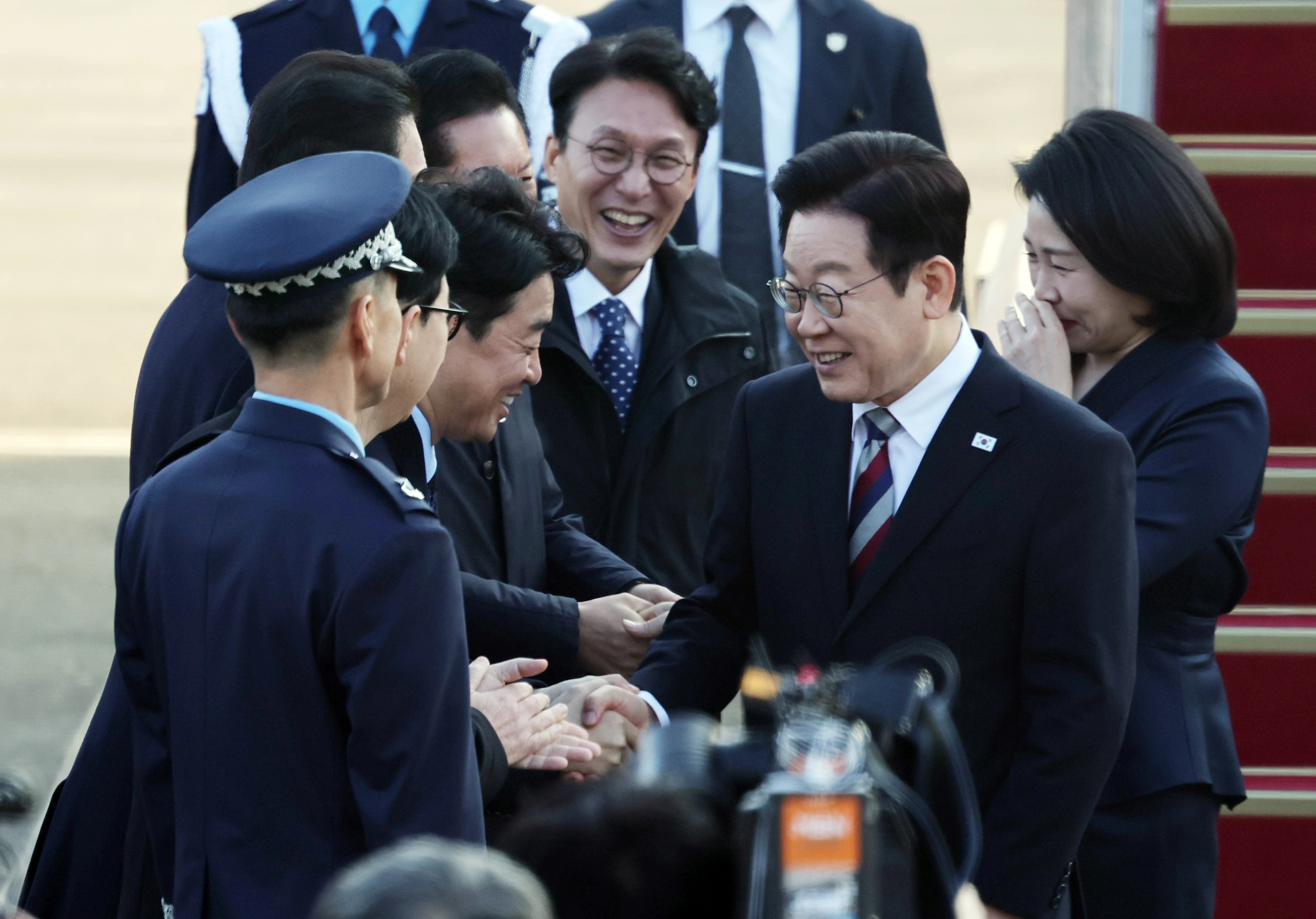 주요 20개국(G20) 정상회의 참석을 계기로 아프리카·중동 4개국 순방을 마치고 귀국한 이재명 대통령이 26일 성남 서울공항에서 김민석 국무총리, 강훈식 대통령비서실장 등과 악수하고 있다. 2025.11.26 연합뉴스