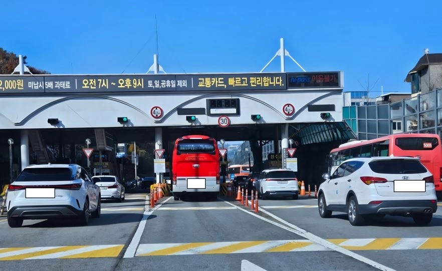 남산1·3호 터널에서 요금 납부를 위해 차량들이 정차하고 있다.