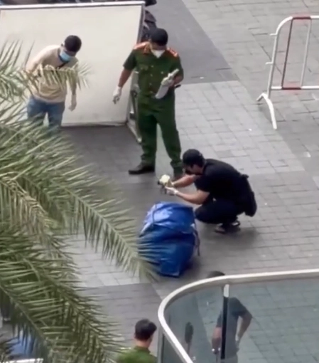 베트남 호찌민시 경찰이 23일 오후 주택가에서 신고된 가방을 조사하고 있다. 가방에서는 한국인 남성의 시신이 발견됐으며 경찰은 용의자인 한국인 2명을 붙잡아 조사 중이다.  호찌민시법률신문 캡처