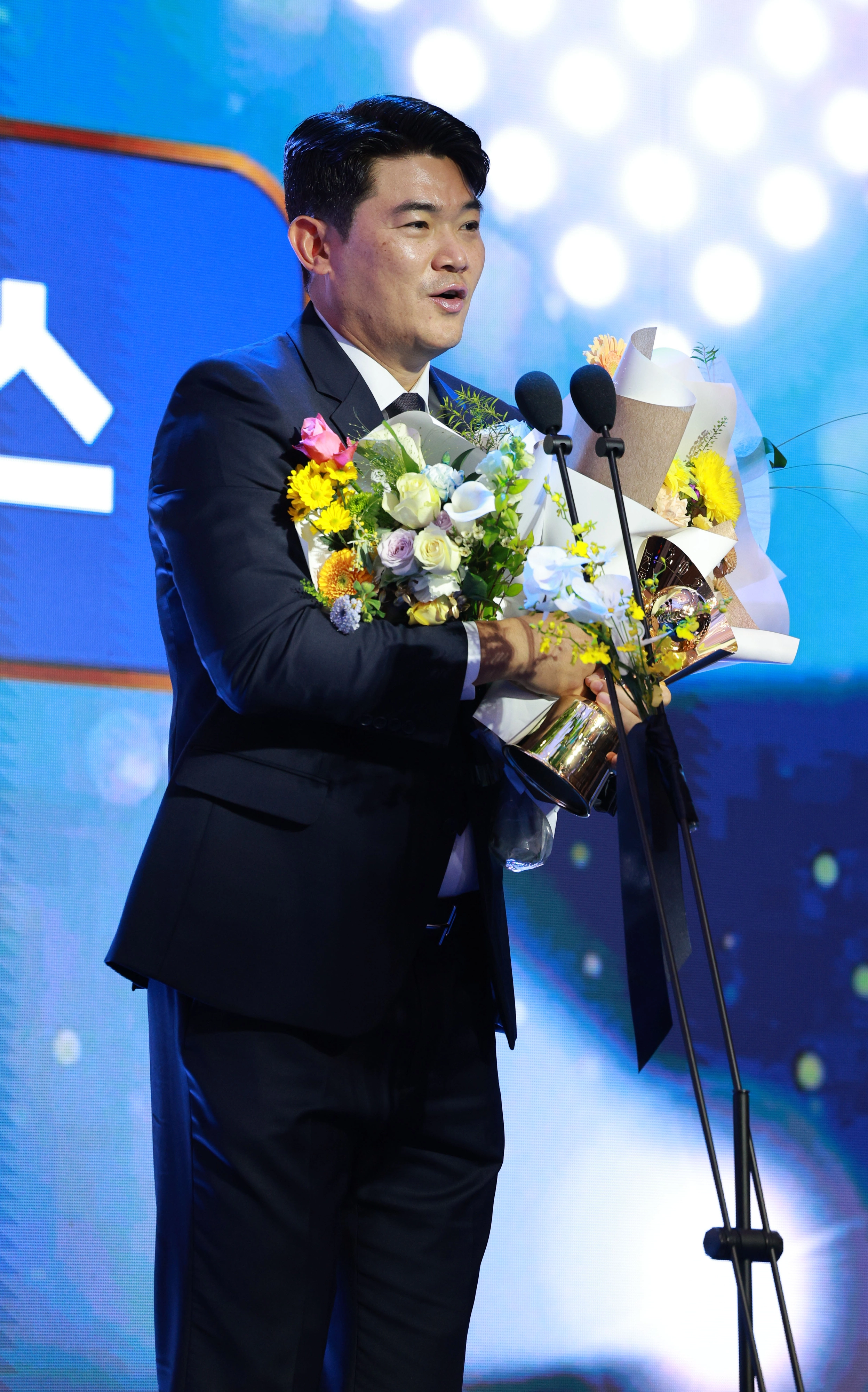 홀드상 노경은  24일 서울 송파구 롯데호텔 월드에서 열린 2025 신한 SOL뱅크 KBO 시상식에서KBO리그 투수부문 홀드상을 수상한 SSG의 노경은이 소감을 밝히고 있다. 연합뉴스