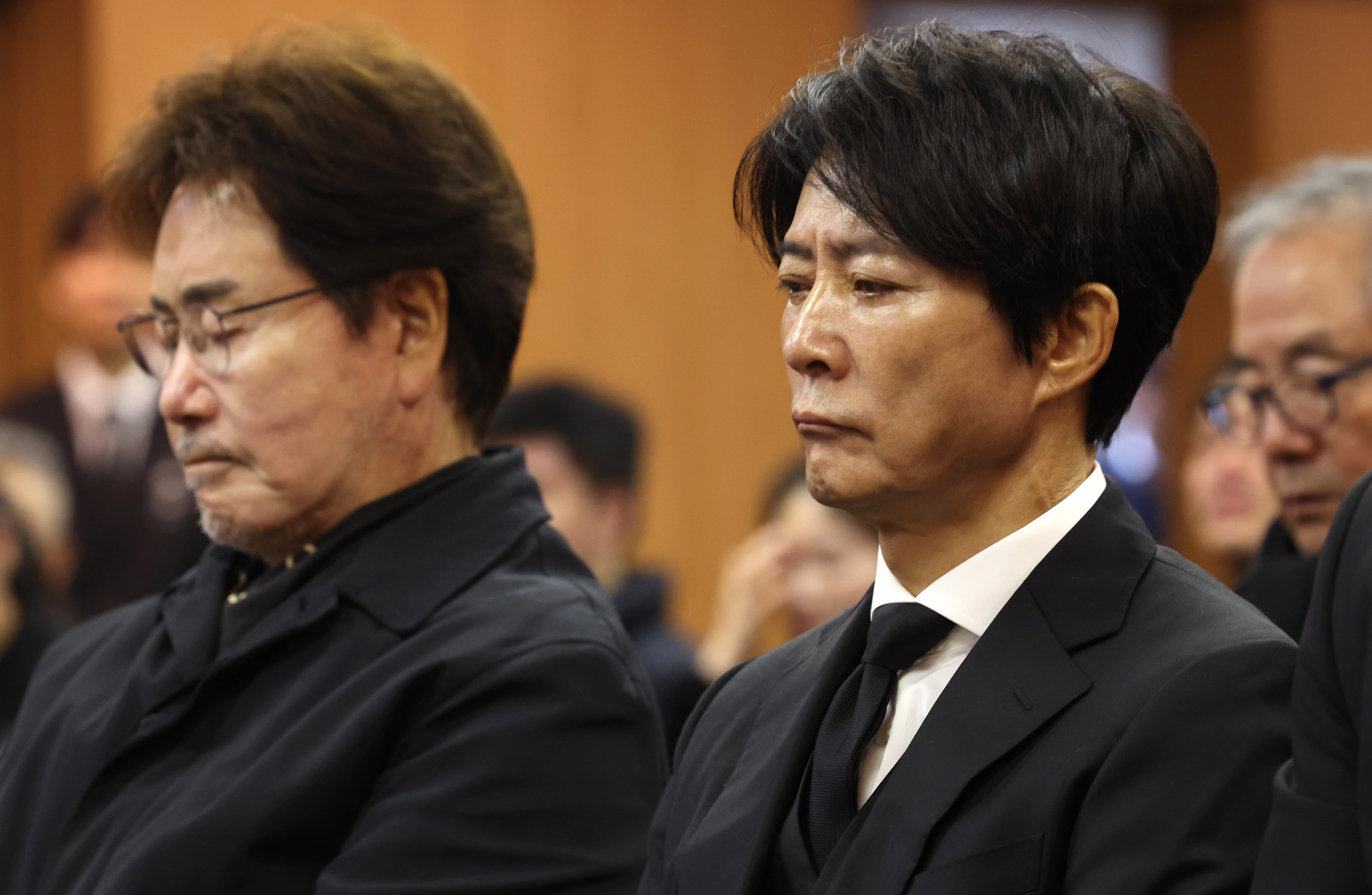 27일 오전 서울 송파구 서울아산병원 장례식장에서 엄수된 배우 고(故) 이순재의 영결식에서 배우 유동근, 최수종이 애도를 표하고 있다. 2025.11.27 공동취재