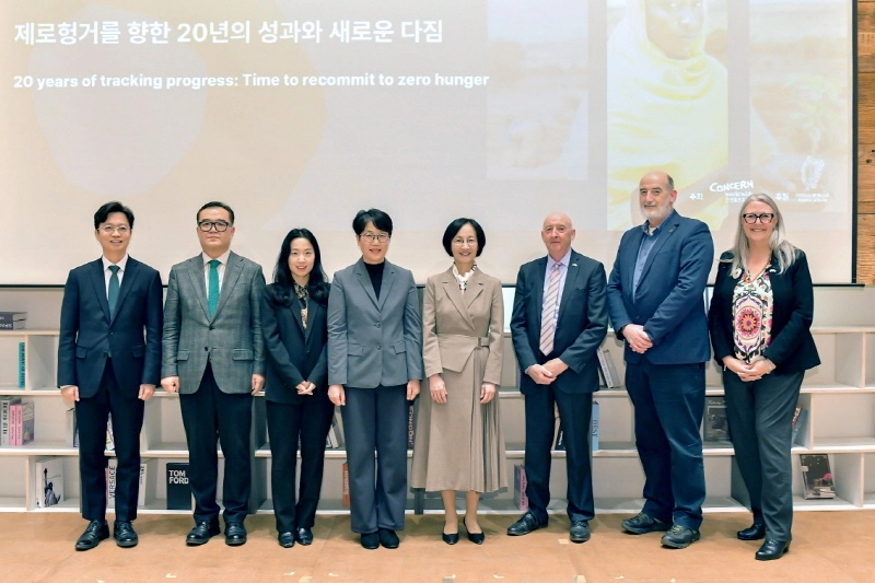 ‘2025 세계기아리포트’에 참석한 연사들이 기념 촬영을 하고 있다. (왼쪽부터) 이준모 컨선월드와이드 한국 대표, 곽재성 경희대학교 국제개발협력학과 교수, 김시원 중앙일보 더버터 편집장, 유은하 농촌진흥청 기술협력국 국외농업기술과 과장, 이영신 컨선월드와이드 한국 이사장, 도널 콜먼 유엔식량농업기구 가축위원회 의장, 도미닉 크라울리 컨선월드와이드 CEO, 미쉘 윈트럽 주한 아일랜드 대사