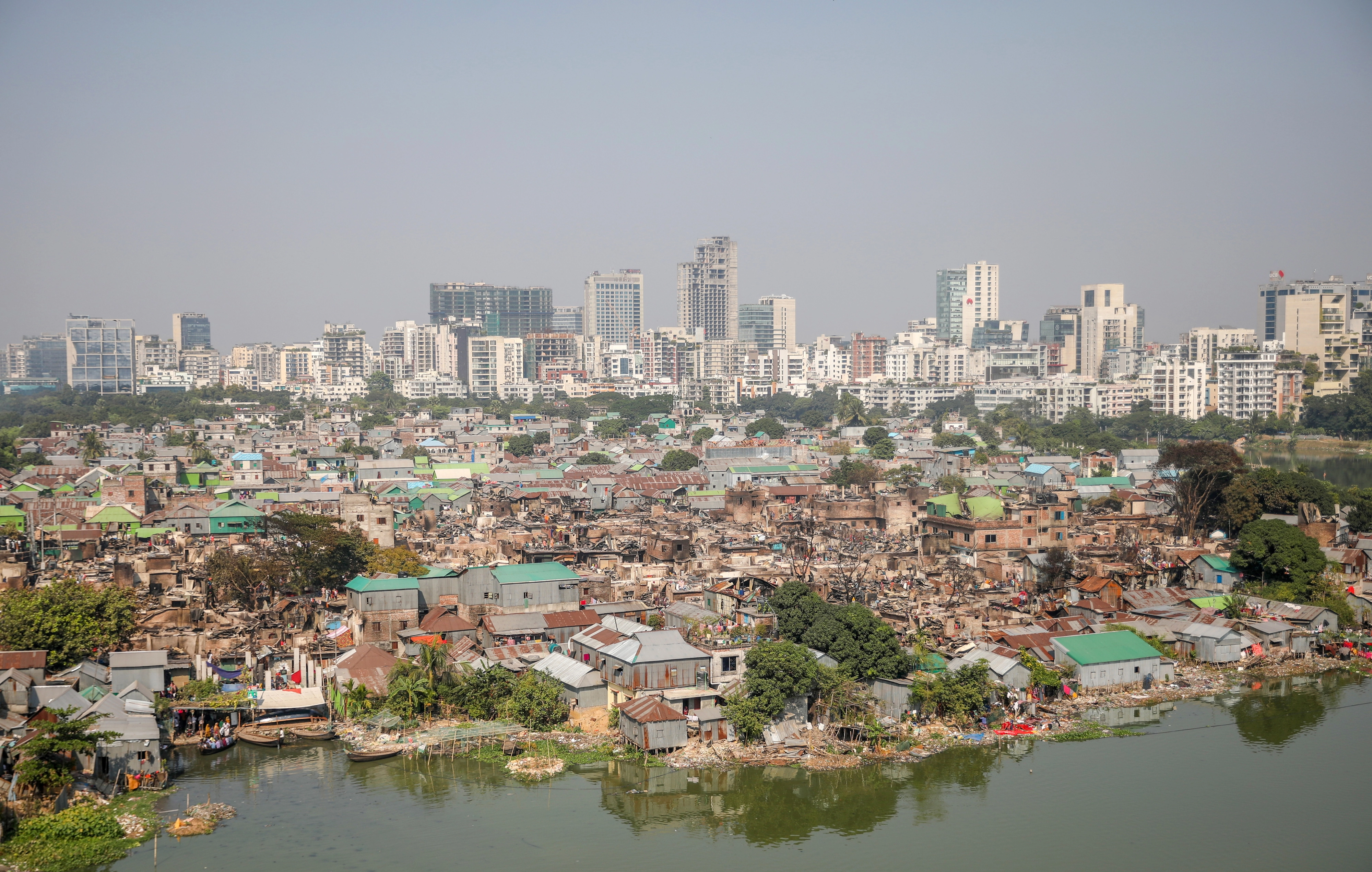 26일(현지시간) 대형 화재 피해를 입은 방글라데시 다카 코라일 빈민가 뒤로 부유한 지역의 고층 아파트와 빌딩들이 보인다. 2025.11.26 EPA 연합뉴스
