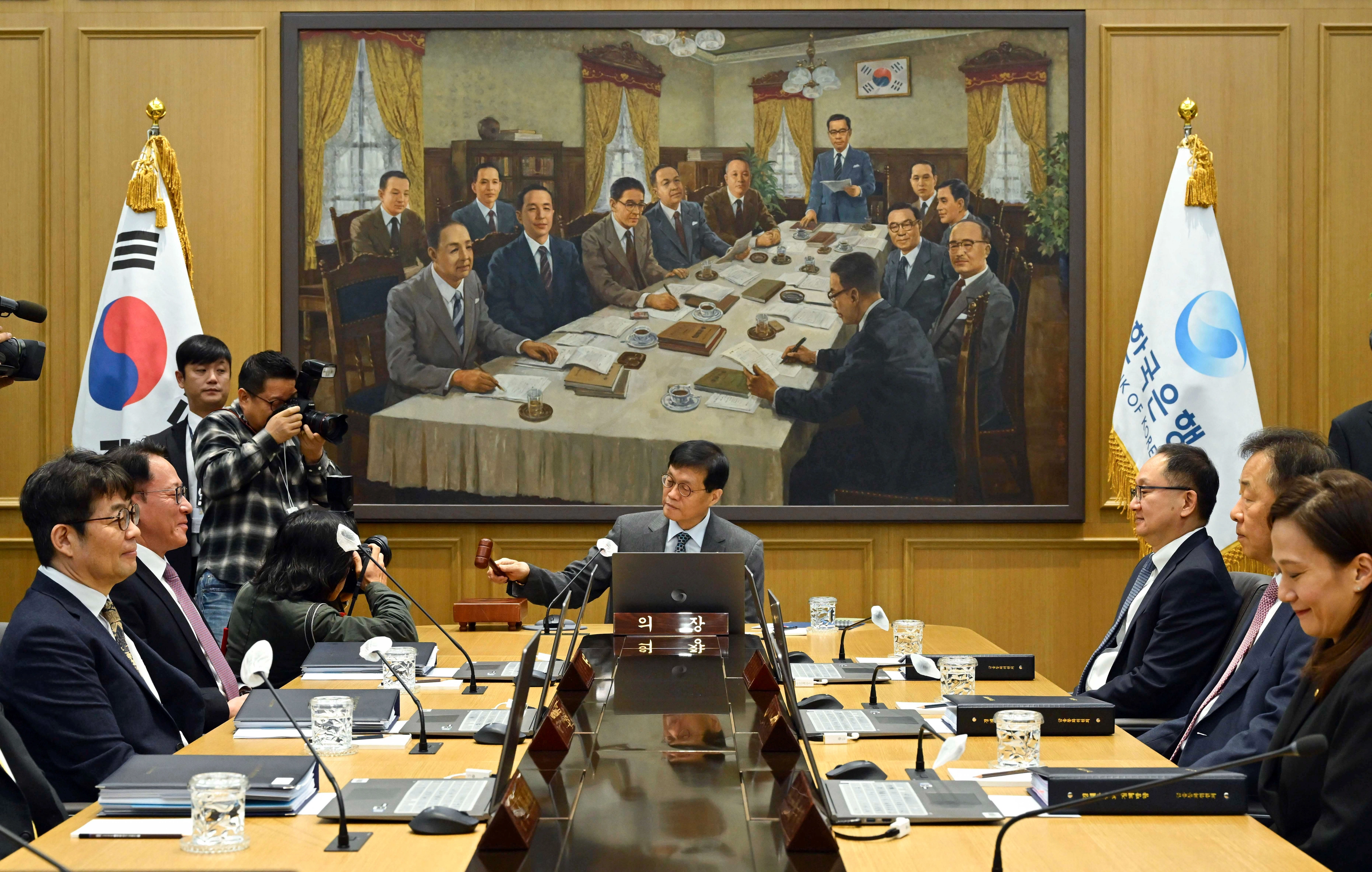 올해 마지막 한은 금통위  이창용 한국은행 총재가 27일 오전 서울 중구 한국은행 본관에서 열린 금융통화위원회 본회의에서 의사봉을 두드리고 있다. (공동취재) 2025.11.27. 뉴시스