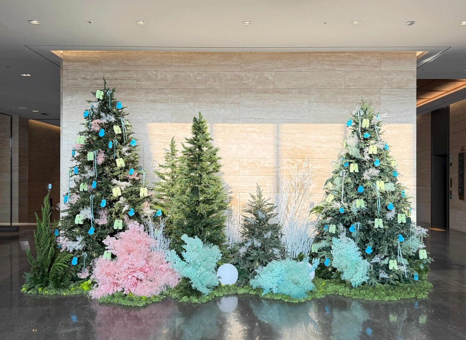 리솜리조트 레스트리에 설치된 크리스마스 트리. 리솜리조트 제공.