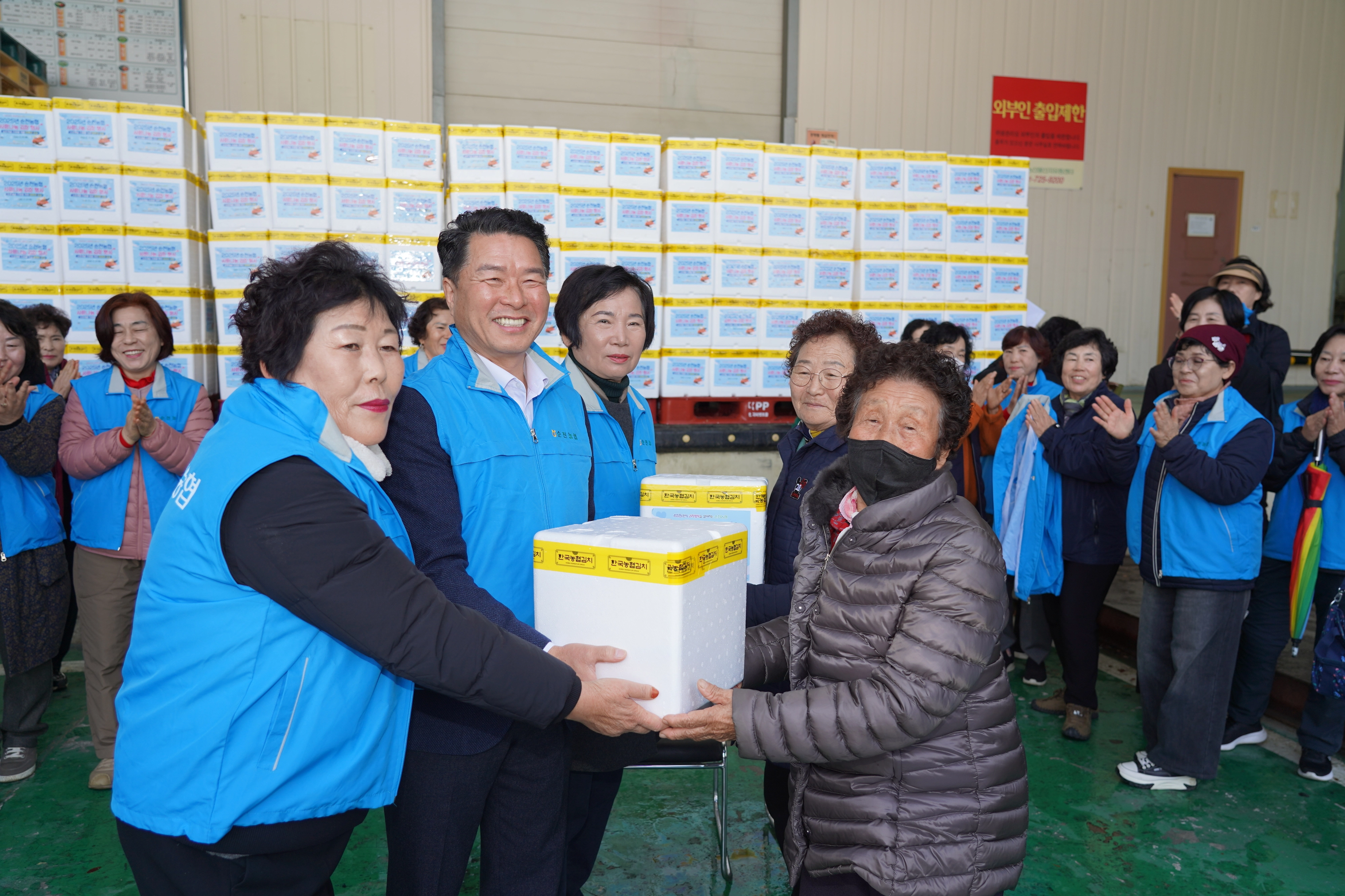 순천농협 임직원과 여성조직연합회원 등이 27일 ‘2025년 사랑나눔 김장’ 행사를 통해 김장김치 5kg 400박스를 담가 지역 내 취약계층에 전달한다.