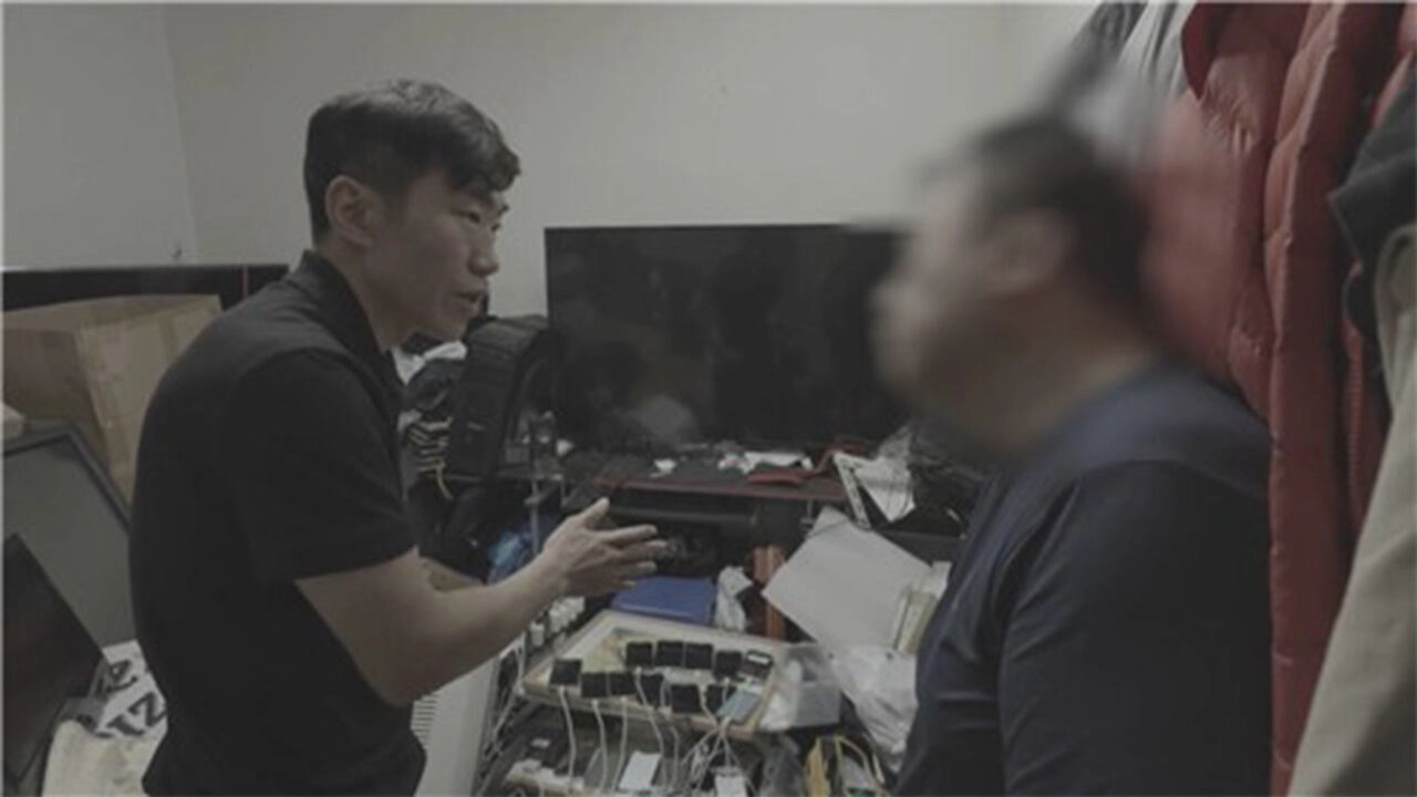 현장에서 적발된 중계기와 조직원(경기남부경찰청 제공)