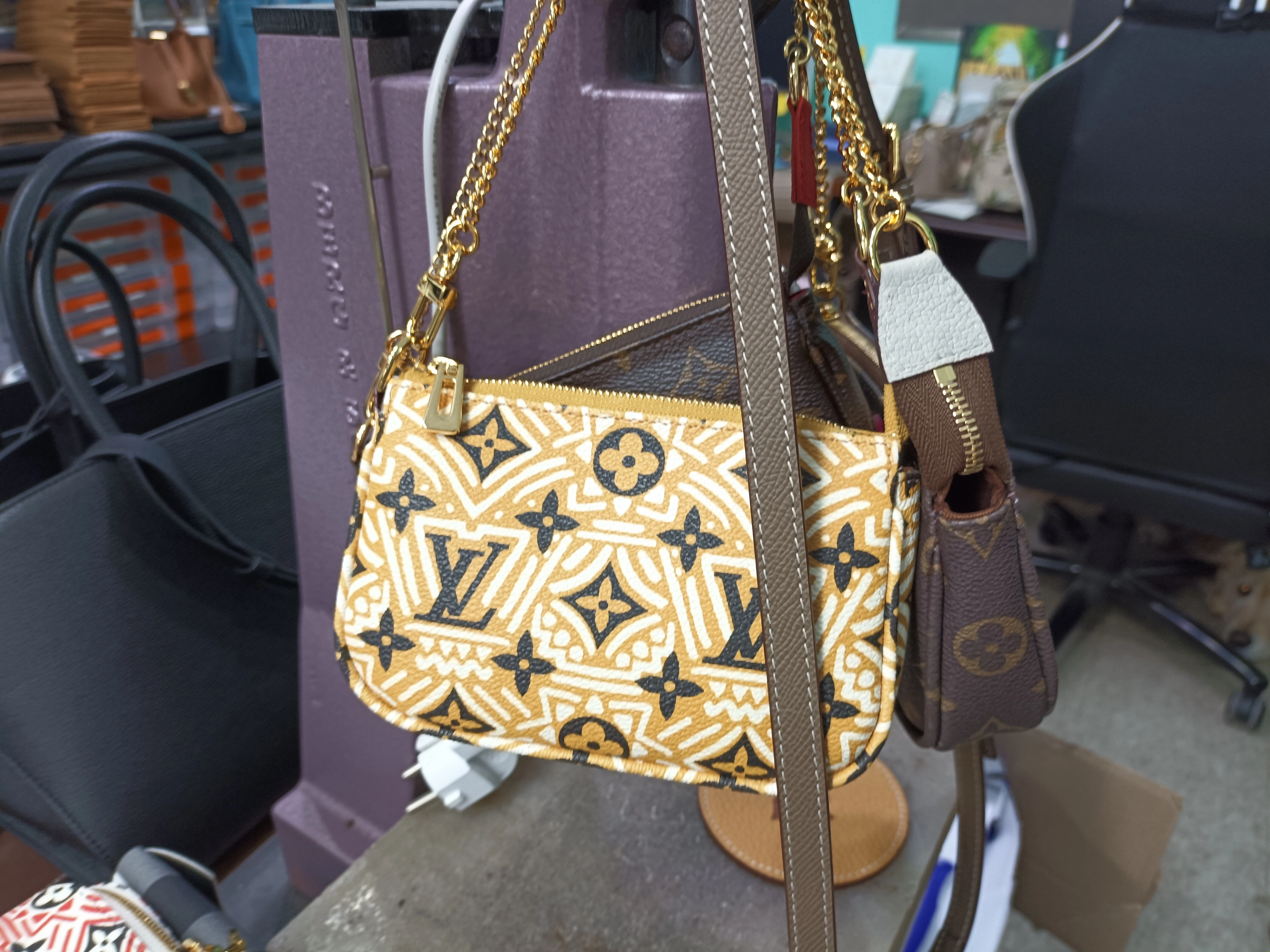 상표 경찰이 현장에서 압수한 짝퉁 명품 가방. 지식재산처 제공