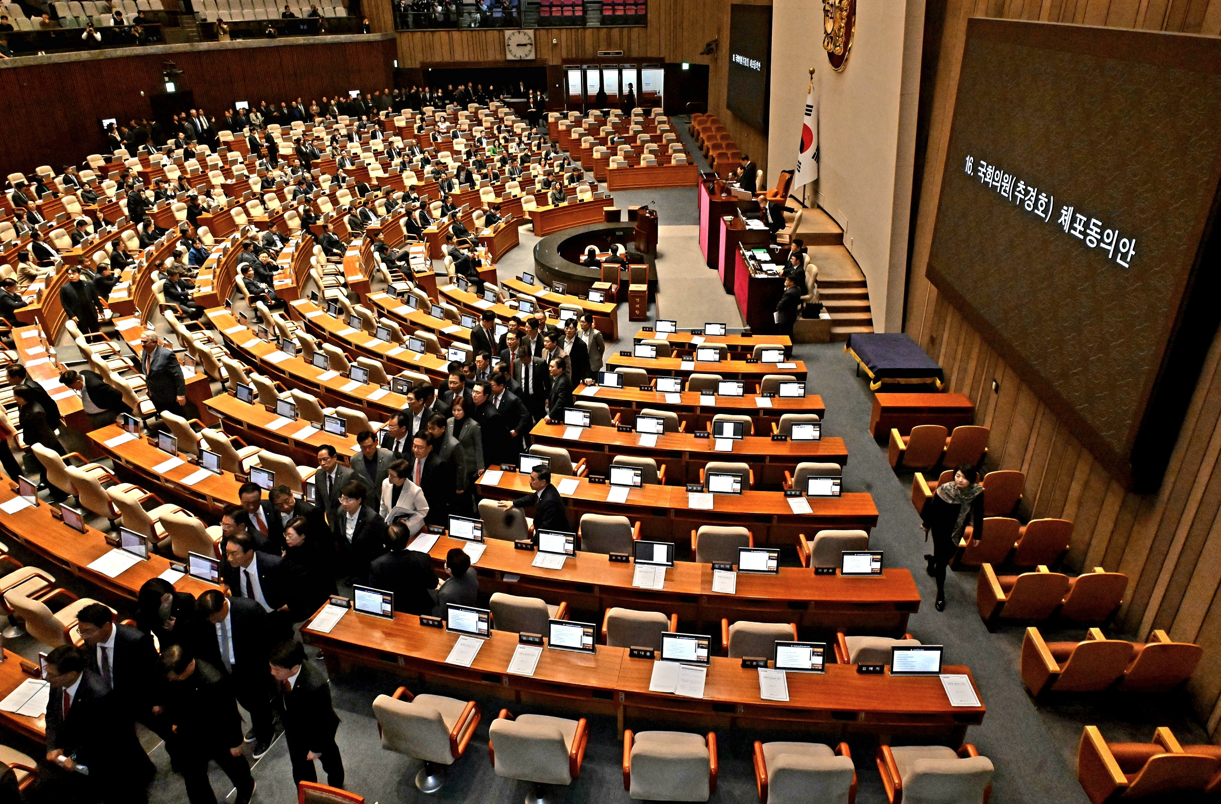 27일 국회 본회의에서 추경호 체포동의안 표결이 시작되자 국민의힘 의원들이 회의장을 퇴장하고 있다. 2025.11.27 안주영 전문기자