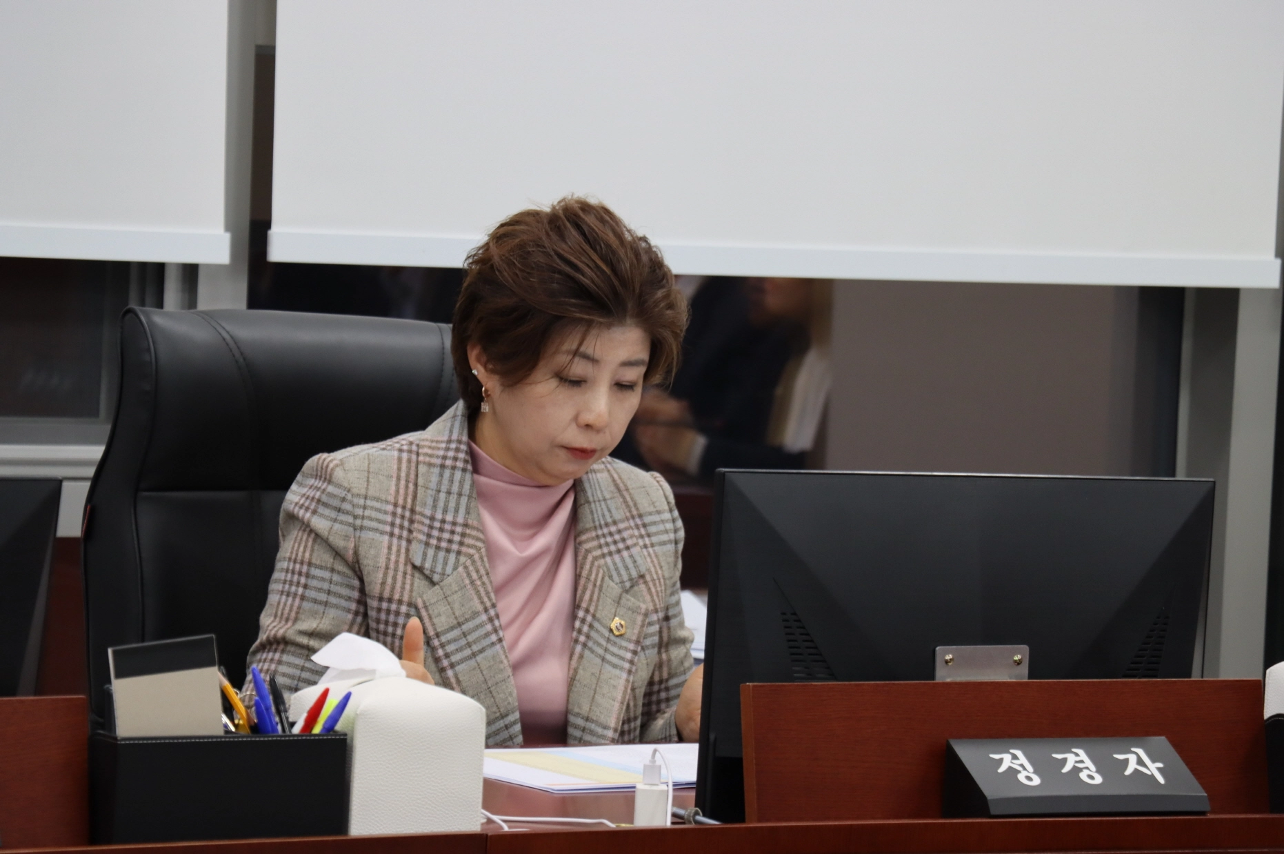 정경자 의원이 보건복지위원회 회의에서 2026년도 복지예산 증액 및 복원 내역을 꼼꼼히 살펴보고 있다.(사진=경기도의회)