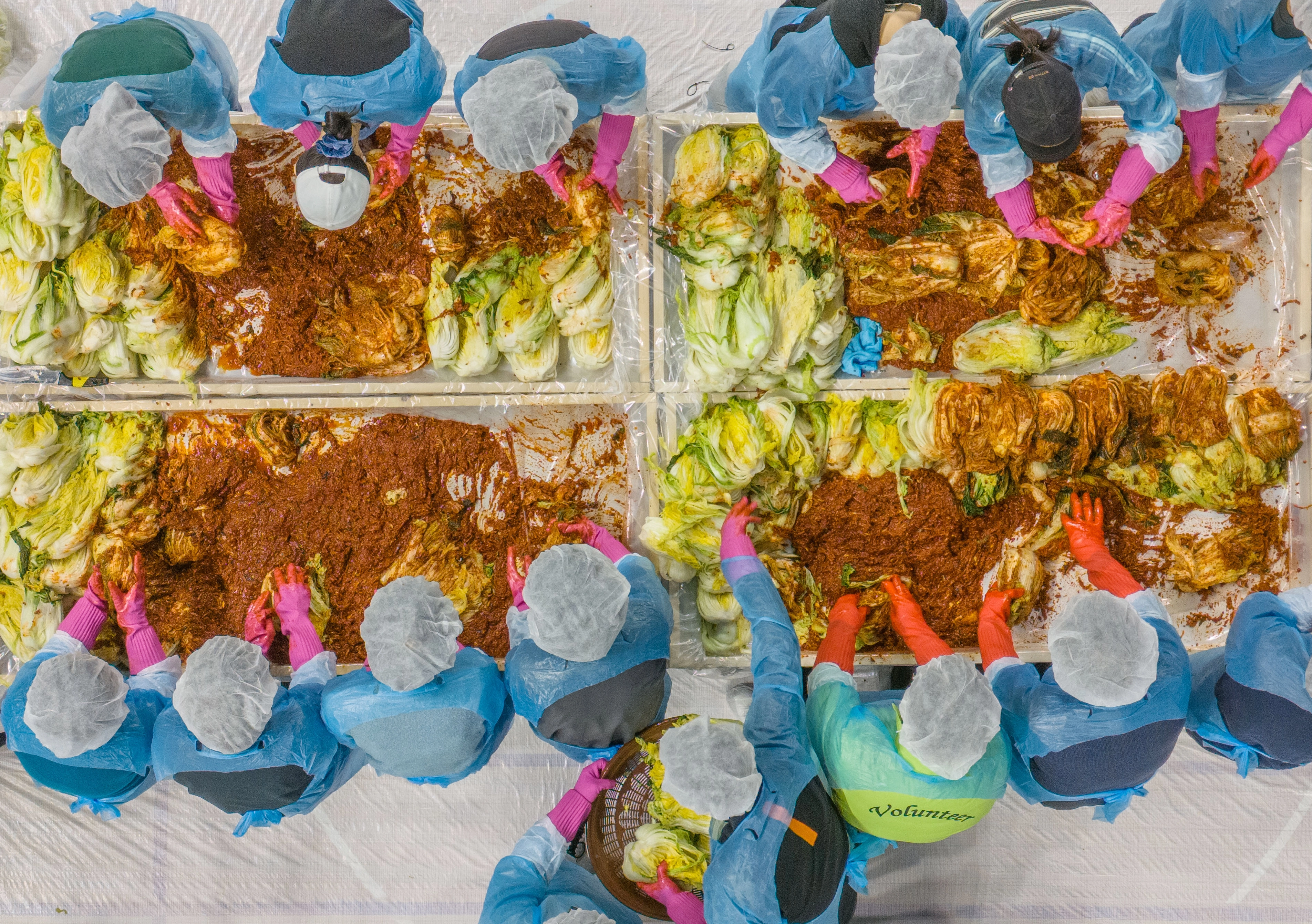 희망의 활주로 2025 김장 나눔 봉사활동  2025년 11월 18일 오전 인천 중구 인천국제공항공사스카이돔에서 ‘희망의 활주로 2025 김장 나눔 봉사활동’이 열리면서 참가자들이 인천 전 지역 취약계층 1,700가구에 전달될 김치를 담그고 있다. 이날 이학재 인천국제공항공사 대표와 인천광역시자원봉사센터 이대형 이사장 그리고 자원봉사자들이 김치 2,400kg을 담갔다. 2025.11.18 공항사진기자단