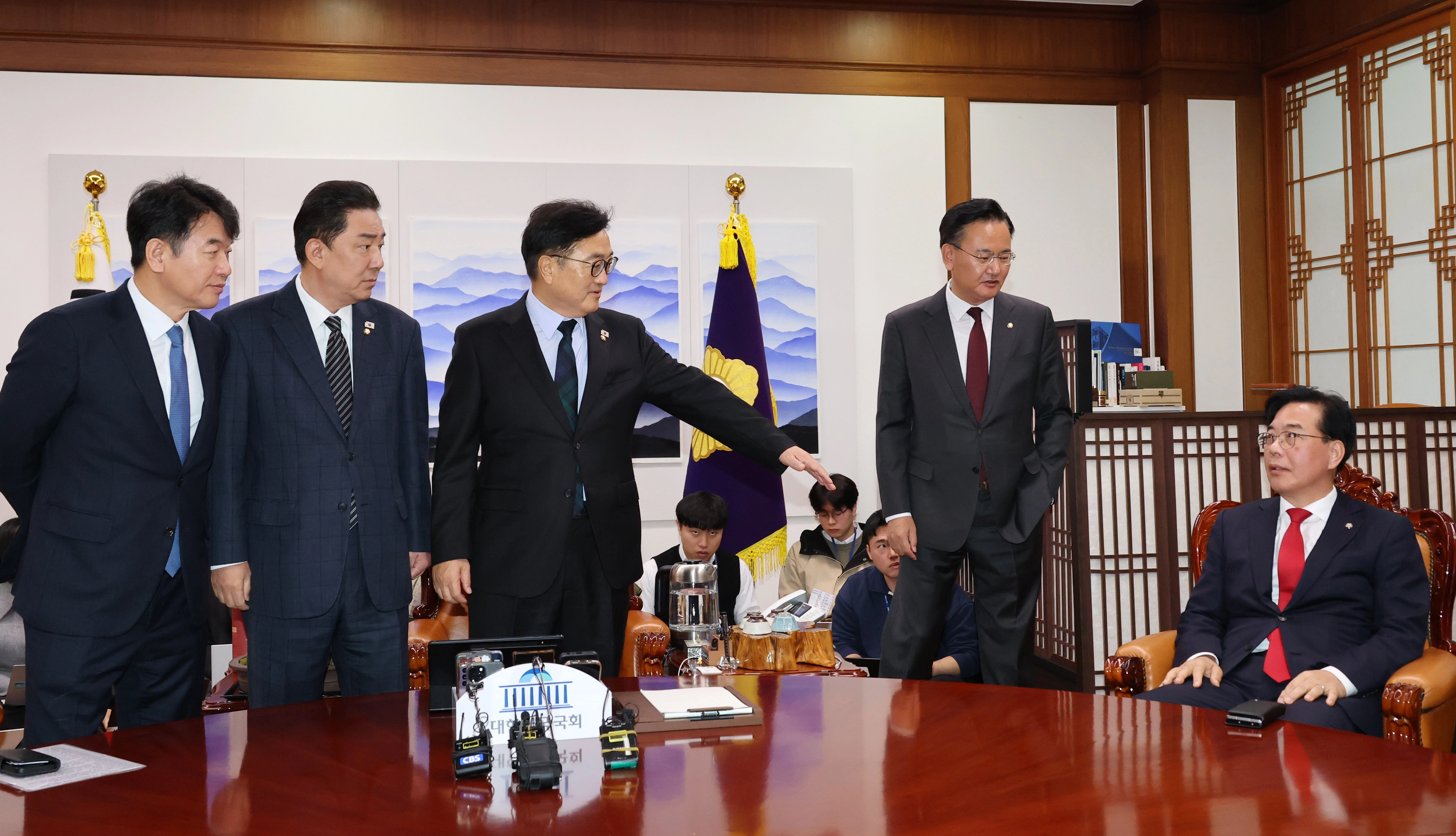 우원식 국회의장이 27일 서울 여의도 국회에서 열린 국회의장 주재 여야 교섭단체 원내대표 회동에서 기념 촬영을 거부하는 국민의힘 송언석 원내대표에게 참여를 권하고 있다. 2025.11.27 공동취재