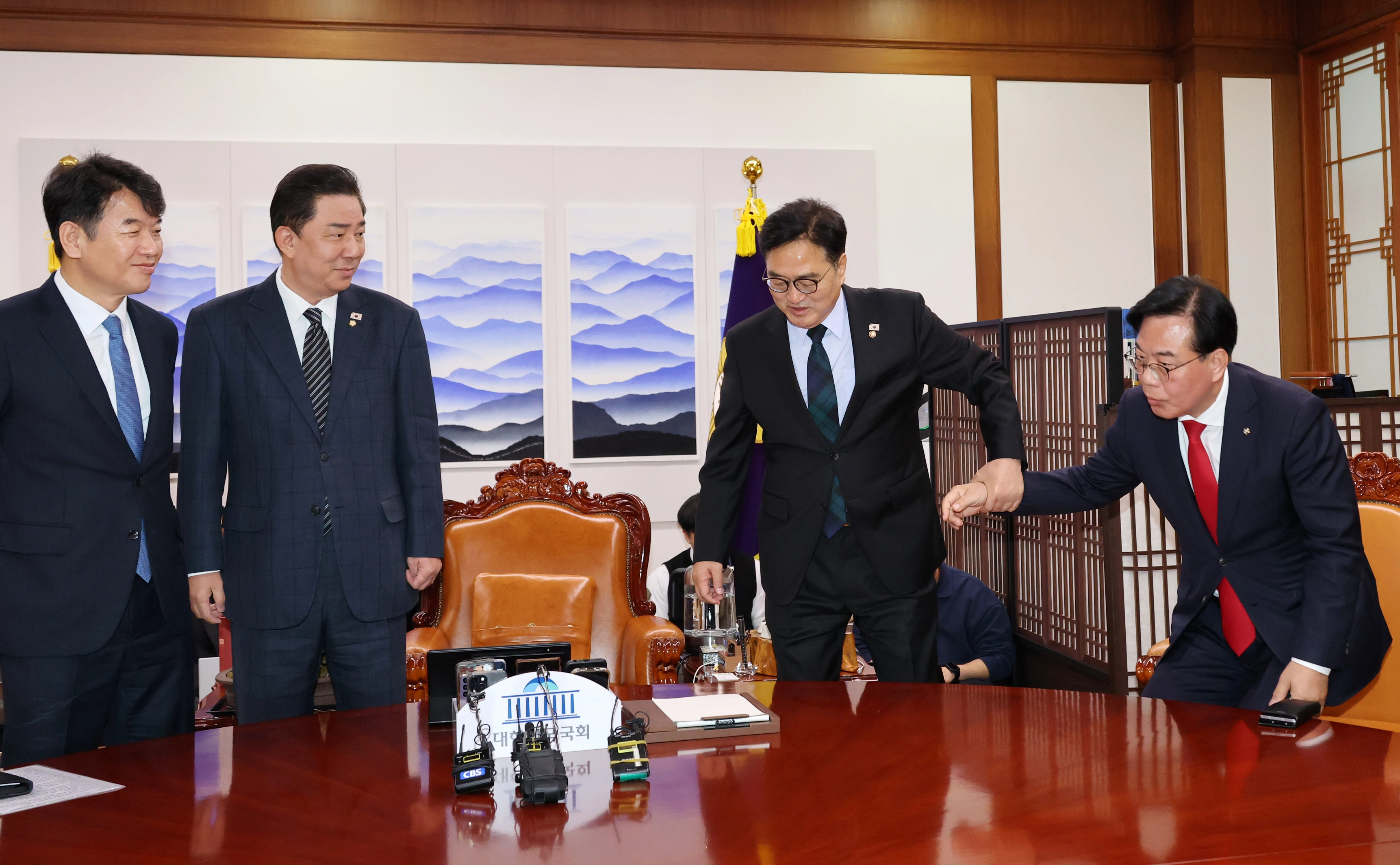 우원식 국회의장이 27일 서울 여의도 국회에서 열린 국회의장 주재 여야 교섭단체 원내대표 회동에서 기념 촬영을 거부하는 국민의힘 송언석 원내대표에게 참여를 권하고 있다. 2025.11.27 공동취재
