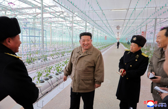 김정은 북한 국무위원장이 지난 26일 완공 단계에 들어선 신의주 온실종합농장 건설장을 시찰했다고 조선중앙통신이 27일 보도했다. 2025.11.27  평양 조선중앙통신 연합뉴스
