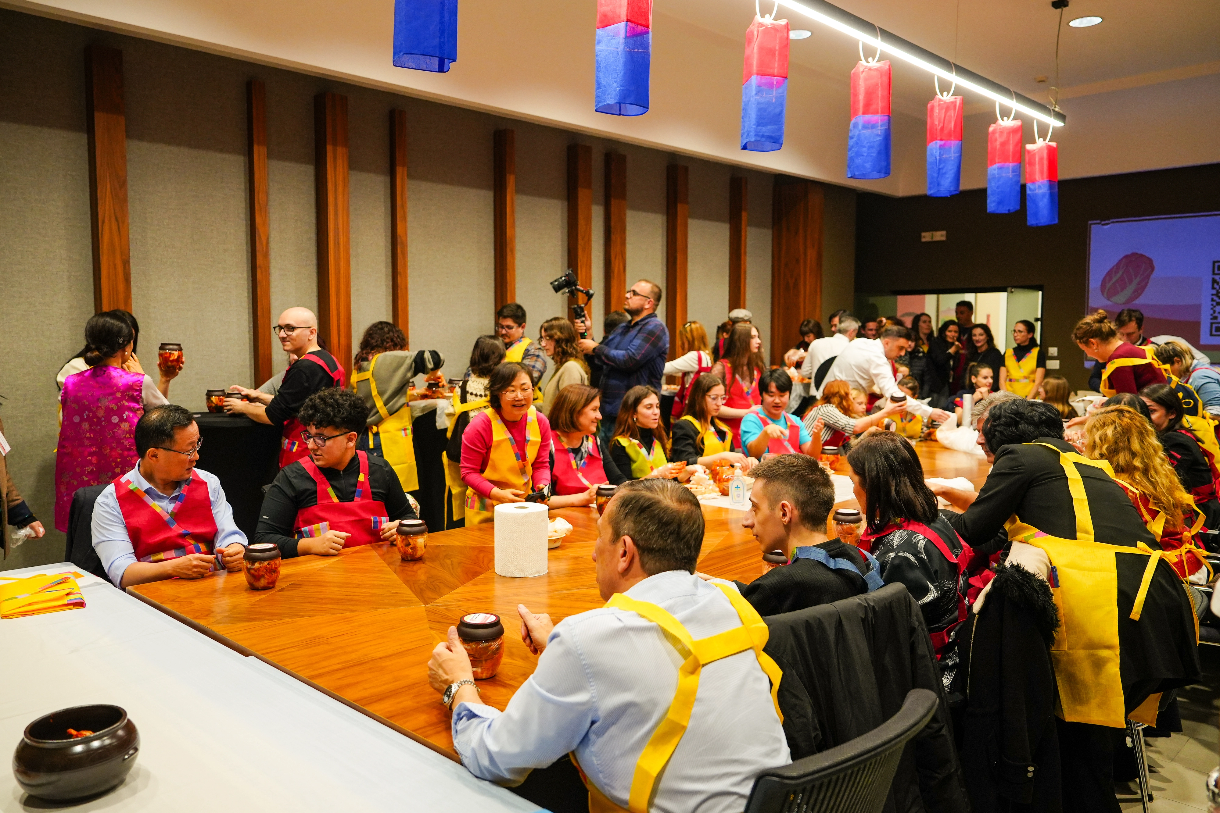 지난 25일 북마케도니아의 수도 스코페에서  주불가리아한국대사관 주최로 열린 김장 행사에서 참가자들이 K-컬처 등에 대해 이야기를 나누고 있다.  사진: 주불가리아대사관 제공.