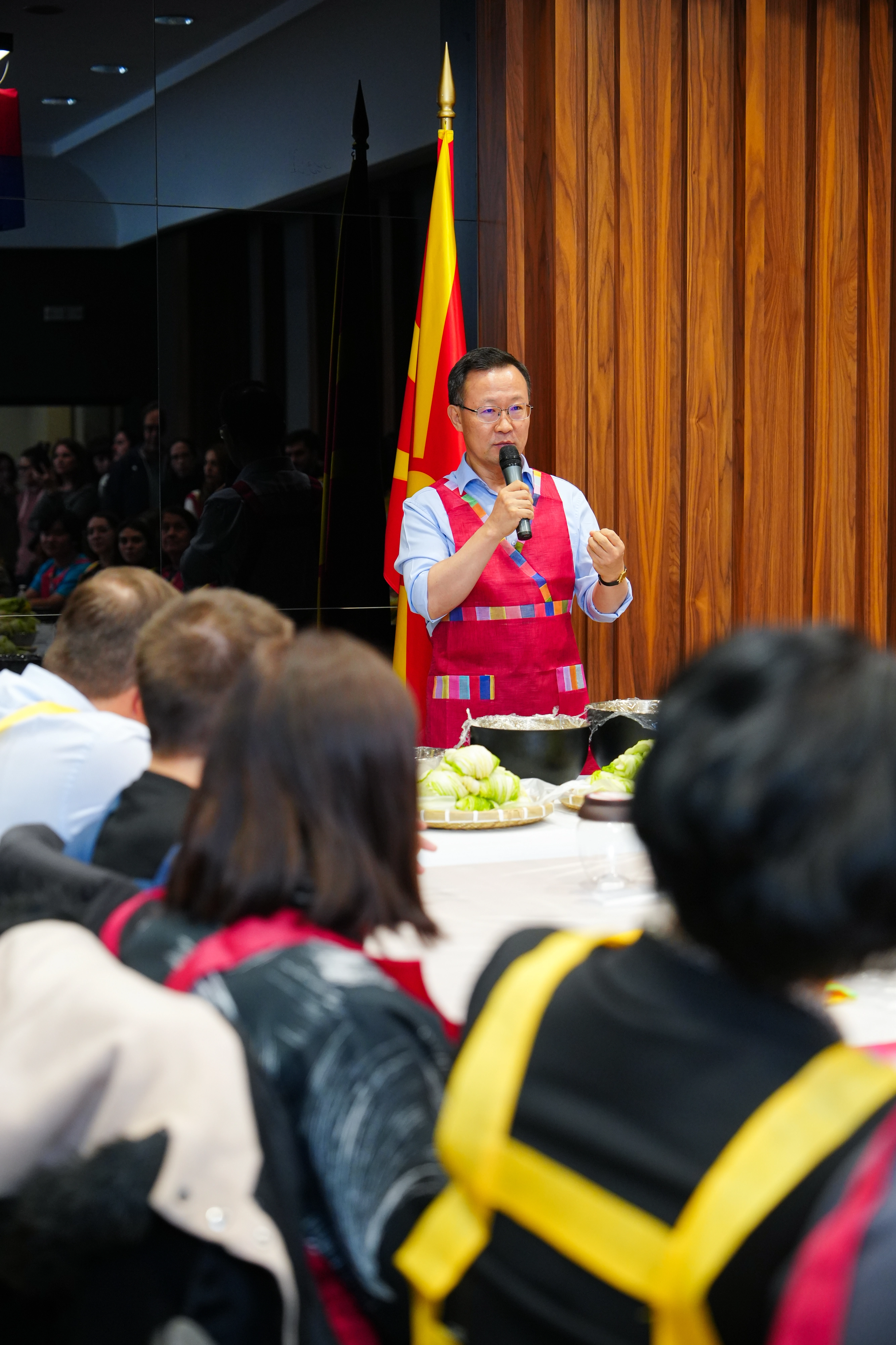 지난 25일 북마케도니아의 수도 스코페에서  주불가리아한국대사관 주최로 열린 김장 행사에서 김동배 대사가 인사말을 하고 있다.  사진: 주불가리아대사관 제공.