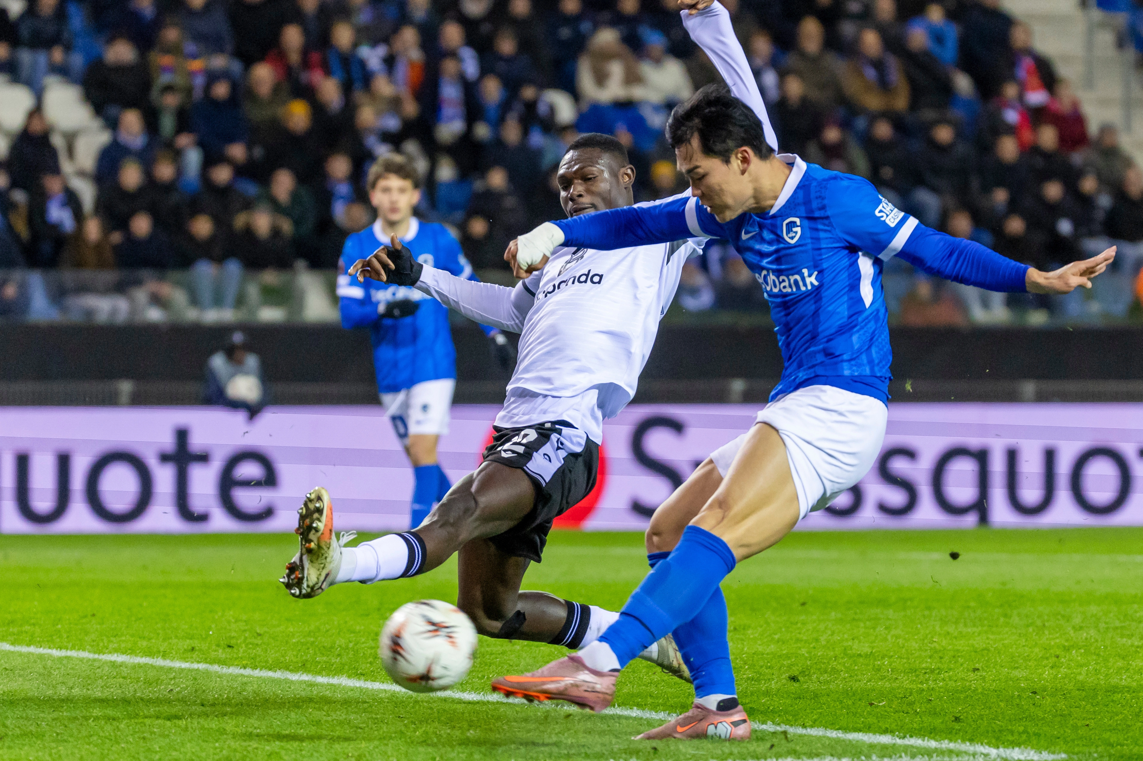 오현규 선제골 헹크, 바젤에 2-1 승리  [헹크=AP/뉴시스] KRC 헹크(벨기에)의 오현규가 27일(현지 시간) 벨기에 헹크의 세게카 아레나에서 열린 2025-26 유럽축구연맹(UEFA) 유로파리그(UEL) 리그 페이즈 5차전 FC 바젤(스위스)와 경기 중 공을 다투고 있다. 오현규는 전반 14분 선제골을 넣으며 팀의 2-1 승리에 기여했다. 2025.11.28.


<저작권자ⓒ 공감언론 뉴시스통신사. 무단전재-재배포 금지.>