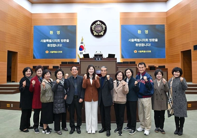 구미경 의원(왼쪽에서 여섯 번째)이 주민들과 기념촬영을 하고 있다.
