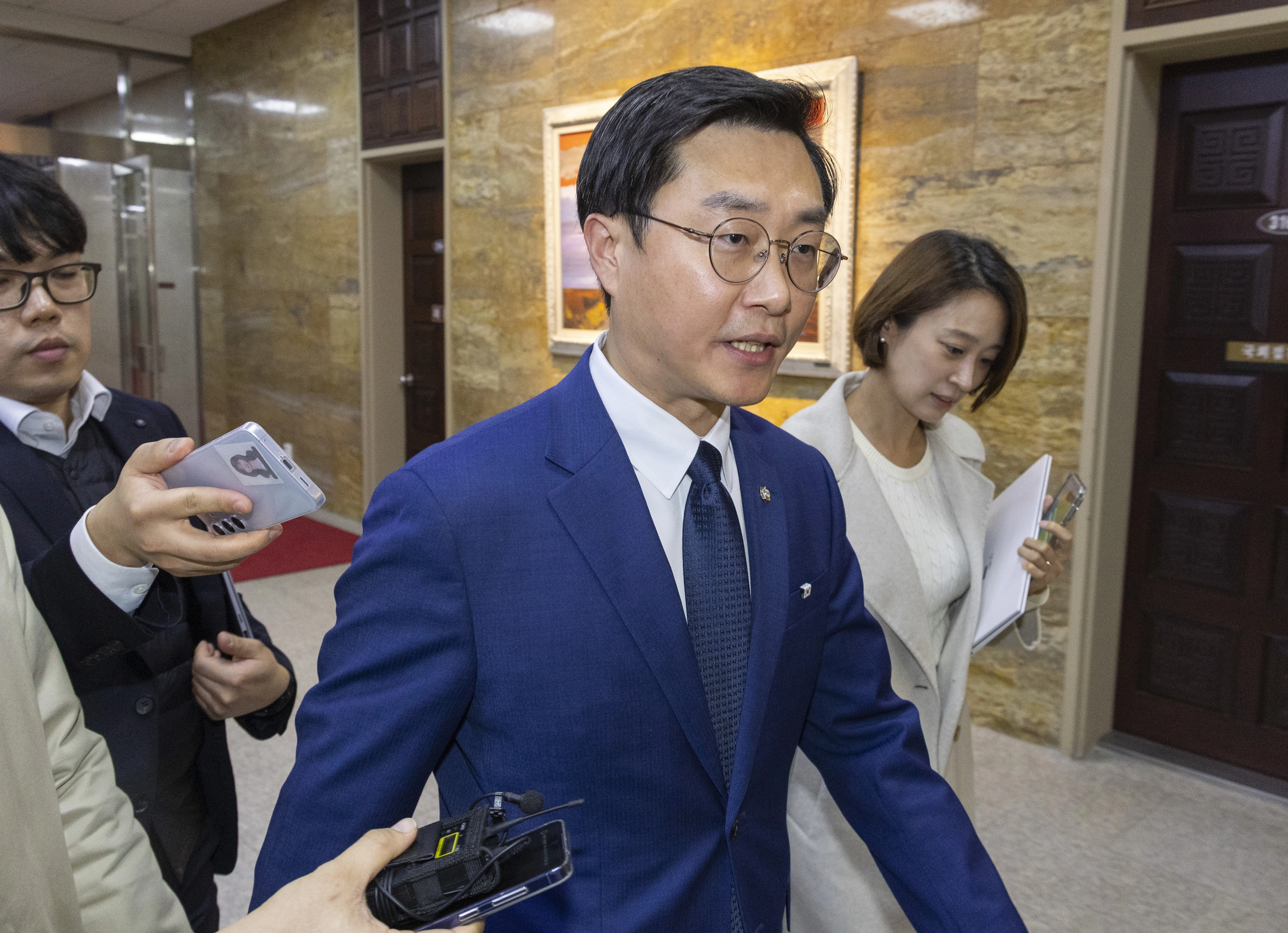 취재진 질문받으며 이동하는 장경태 의원  더불어민주당 장경태 의원이 27일 국회에서 취재진 질문을 받으며 이동하고 있다.
    서울경찰청 여성청소년범죄수사계는 한 여성이 장 의원을 준강제추행 혐의로 고소한 사건을 서울 영등포경찰서로부터 이첩받고 사실관계 확인에 들어간 것으로 알려졌다.
    장 의원은 페이스북을 통해 “전혀 사실이 아닌 허위 무고와 관련 음해에 대해 법적 조치를 포함해 강력 대응하겠다”며 의혹을 전면 부인했다. 2025.11.27 연합뉴스