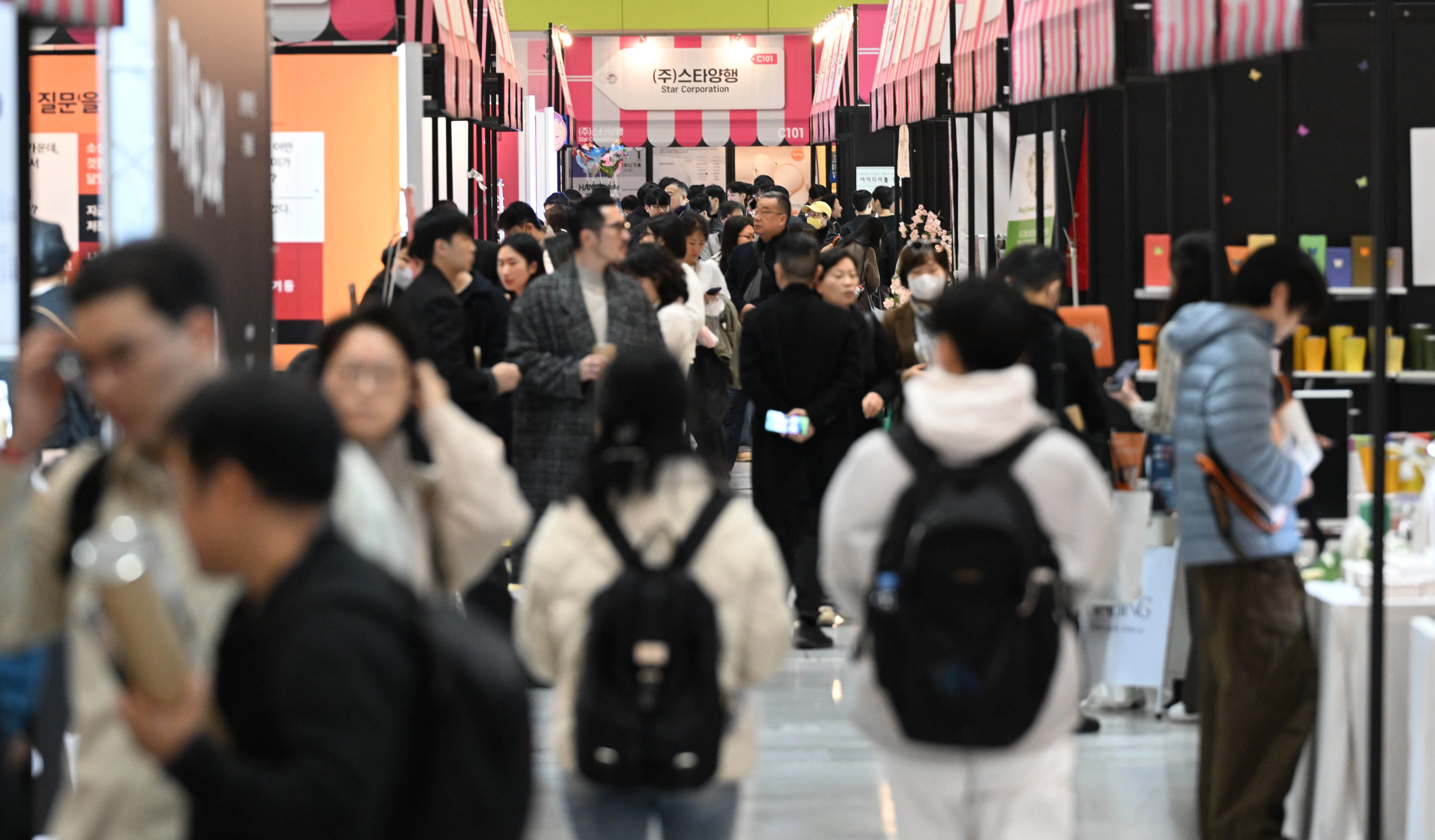 26일 서울 강남구 코엑스에서 열린 ‘소싱인마켓 2025’에서 참가자들이 부스를 둘러보고 있다. 서울국제소싱페어는 1991년에 기업 특판분야 전시회로 최초 개최된 소비재 제조·유통 비즈니스 전시회다. 2025.11.26 홍윤기 기자