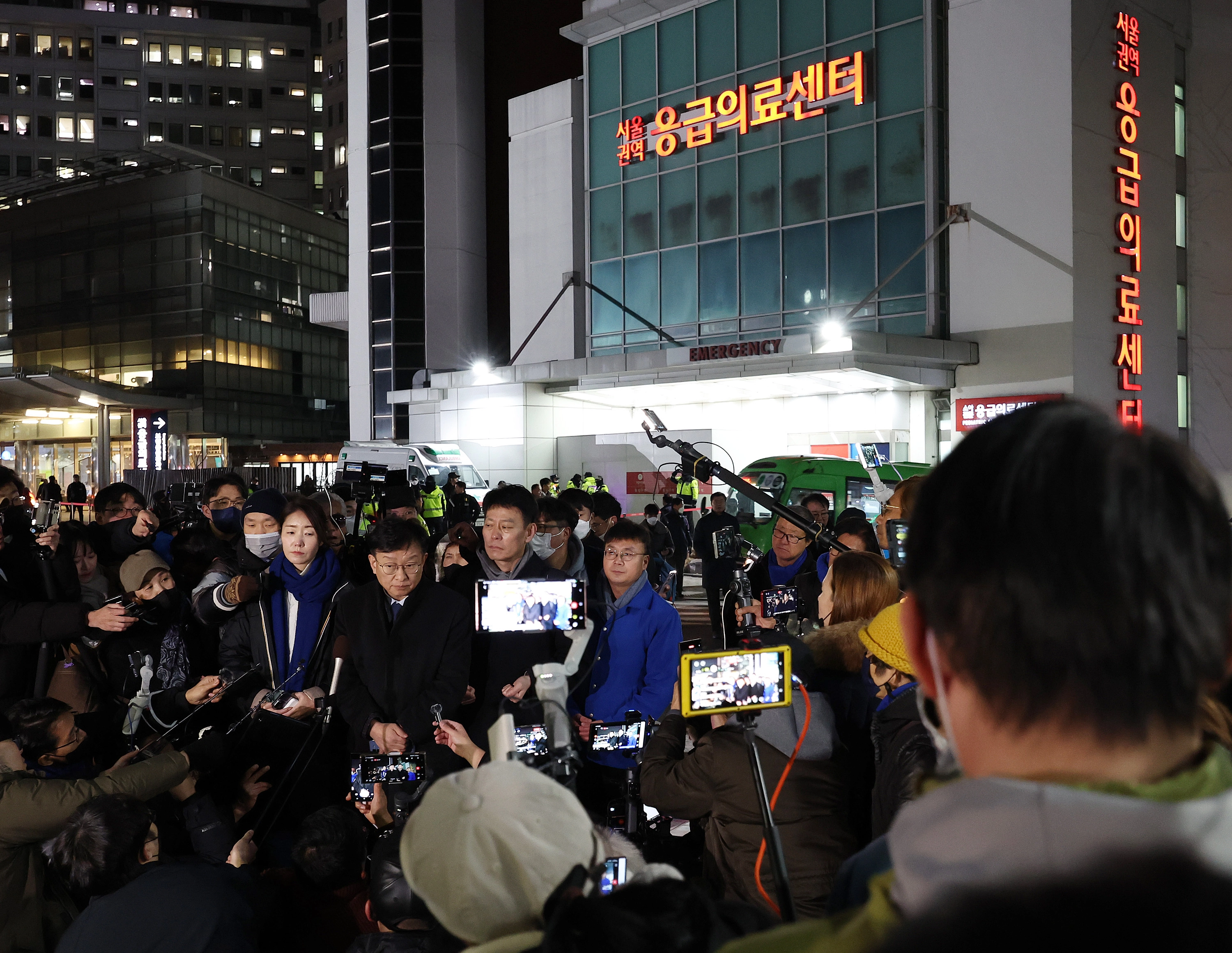 질문 받는 권칠승 대변인  권칠승 당시 더불어민주당 수석대변인이 지난해 1월 ‘흉기 습격’으로 이재명 대표가 치료 중인 서울 종로구 서울대병원 앞에서 브리핑을 마친 뒤 취재진의 질문을 받고 있다. 2024.1.2 연합뉴스