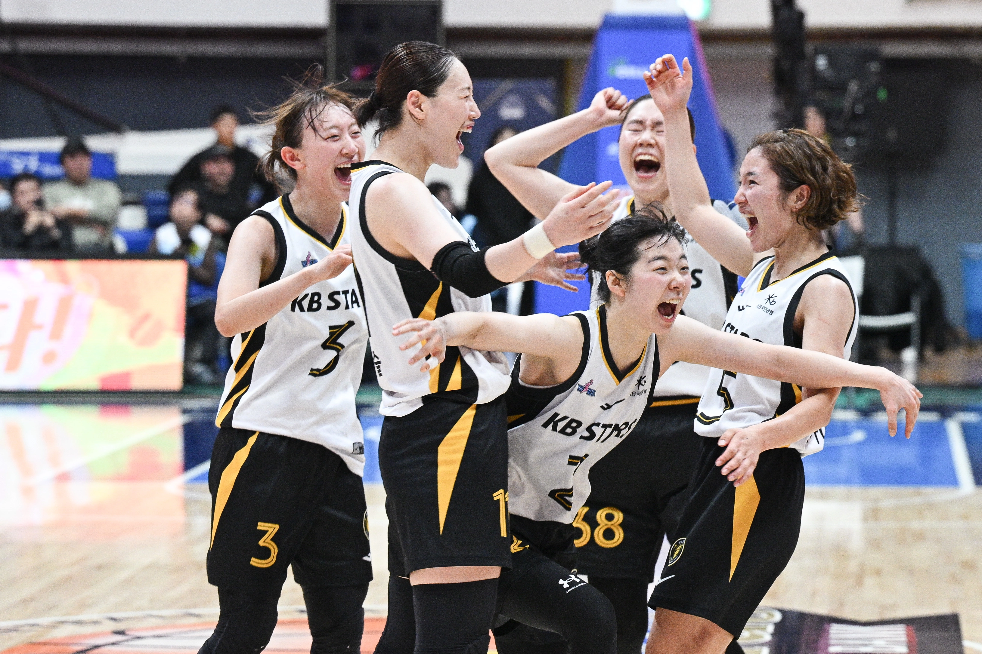 청주 KB 선수들이 26일 인천도원체육관에서 열린 2025~26 여자프로농구 정규시즌 인천 신한은행과의 원정 경기에서 승리한 뒤 기뻐하고 있다. WKBL 제공
