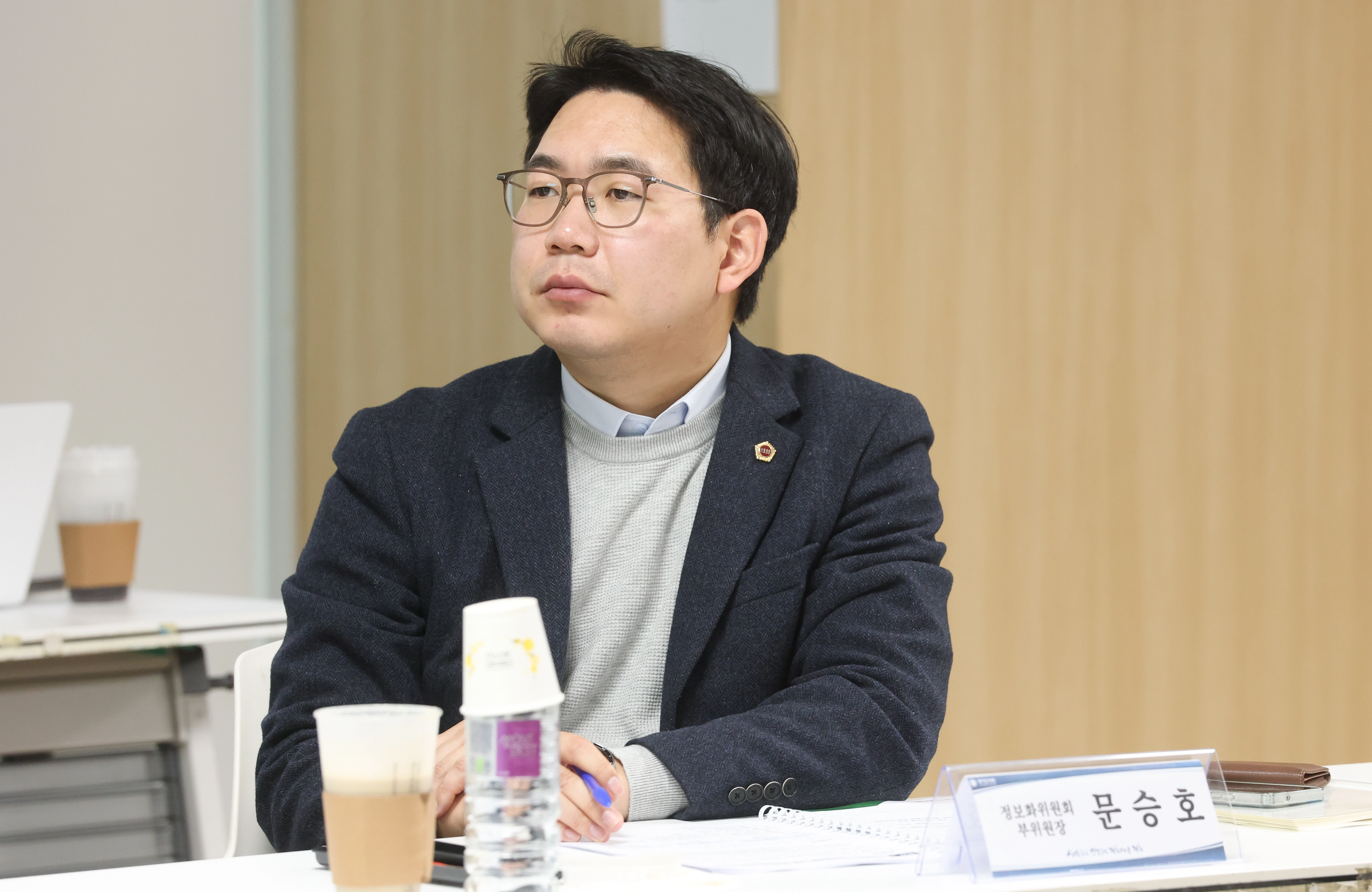 문승호 디지털 의정위원회 부위원장이 회의에서 안건을 살피며 의견을 청취하고 있다. (사진=경기도의회)
