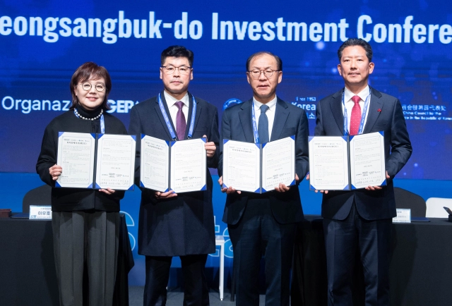 27일 열린 투자양해각서 체결식에서 경북도, 구미시, 코람코, 호암글로벌 관계자들이 기념촬영을 하고 있다. 구미시 제공