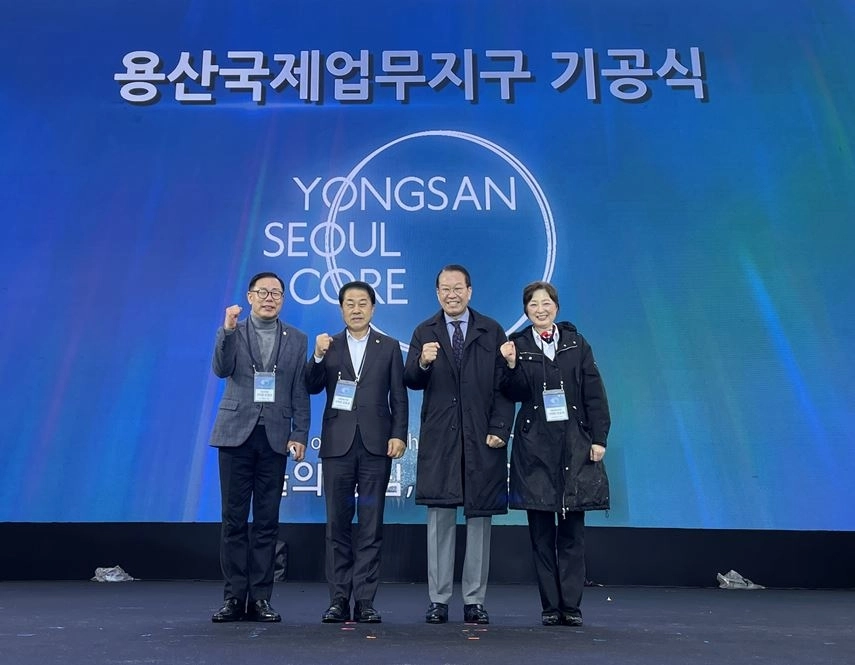 지난 27일 용산구 한강로3가 40-1일대에서 열린 ‘용산국제업무지구 기공식’에 참석한 김용호 서울시의원이(왼쪽 두 번째)이 권영세국회의원(오른쪽 두 번째)과 지역구 시·구의원과 함께 세레머니 후 축하 기념 촬영하고 있다.