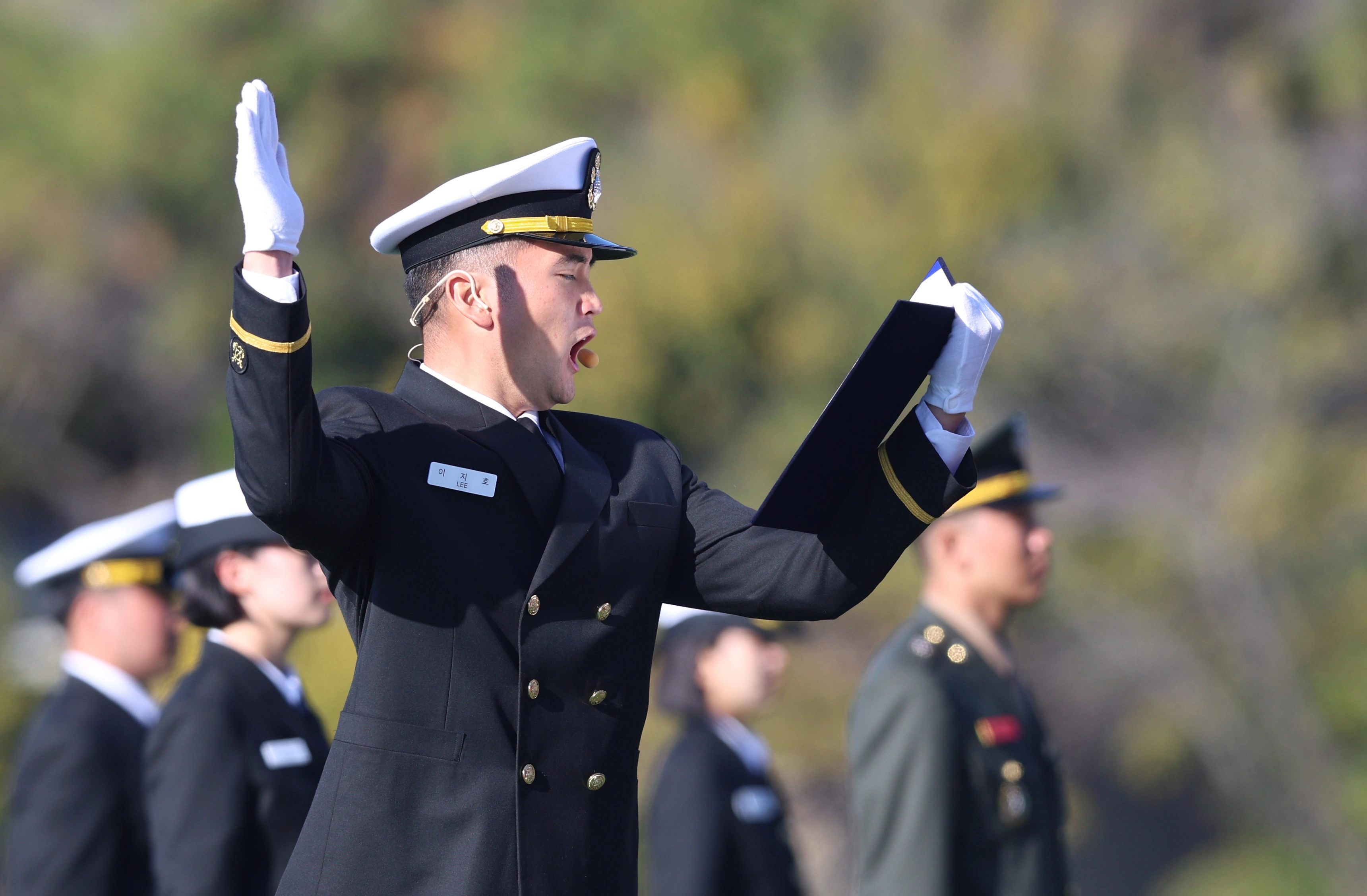 선서하는 이지호 소위  이재용 삼성전자 회장의 아들 이지호 소위가 28일 경남 창원시 진해구 해군사관학교 연병장에서 열린 제139기 해군·해병대 사관후보생 수료 및 임관식에서 수료생 대표로 선서를 하고 있다.  2025. 11. 28 뉴스1