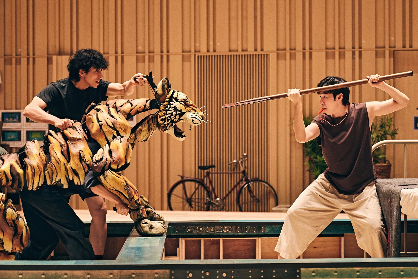 ‘라이프 오프 파이’에서 파이 역할을 맡은 박강현(오른쪽)이 벵골 호랑이 리처드 파커와 대치하는 장면을 연습하고 있다. 리처드 파커는 퍼펫티어 세 명이 머리, 척추, 뒷다리와 꼬리를 움직이며 생동감을 불어 넣는다.
에스앤코 제공