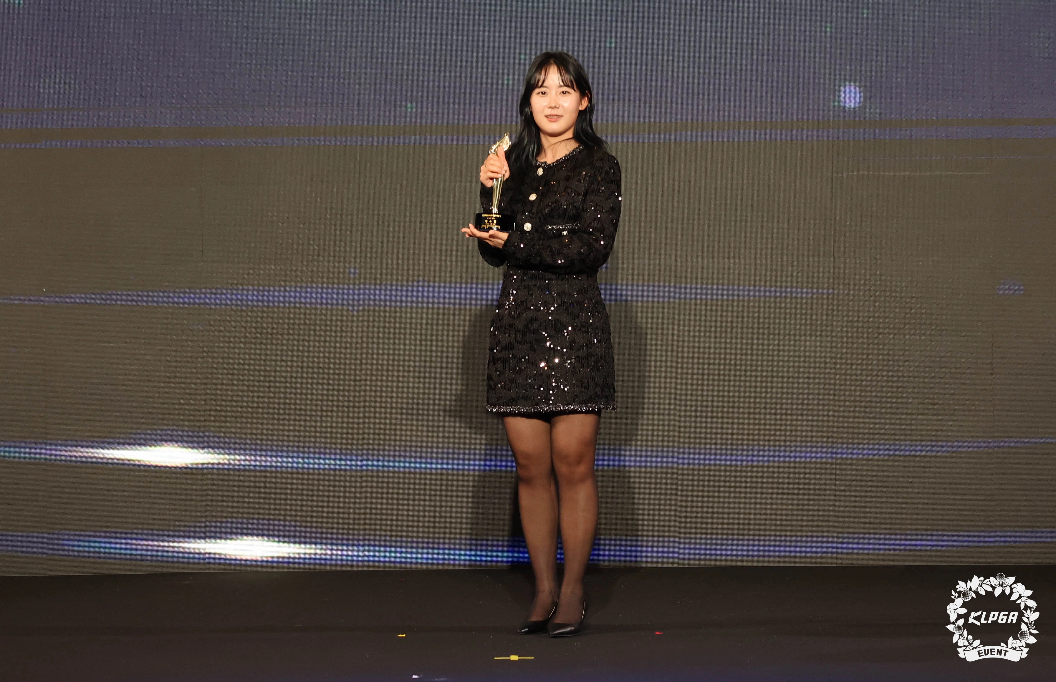 2년 연속 인기상을 수상한 황유민이 28일 서울 강남구 그랜드 인터컨티넨탈 서울 파르나스에서 열린 ‘2025 KLPGA 대상 시상식’에서 수상한 수뒤 트로피를 들고 포즈를 취하고 있다. KLPGA 제공