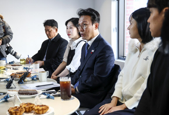 김민석 국무총리가 28일 대전시 중구 대흥동 제과점에서 상인들과 간담회를 갖고 있다. 2025.11.28 연합뉴스
