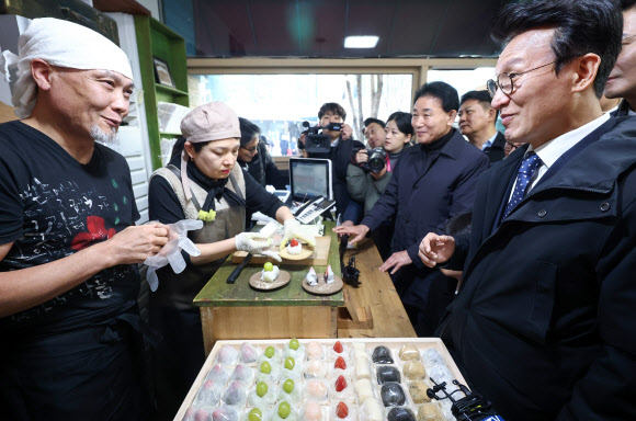 김민석 국무총리가 28일 대전시 중구 대흥동 제과점을 방문해 상인과 대화를 나누고 있다. 2025.11.28 연합뉴스