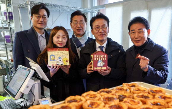 김민석 국무총리가 28일 대전시 중구 대흥동 제과점을 방문, 상인과 기념 촬영하고 있다. 2025.11.28 연합뉴스