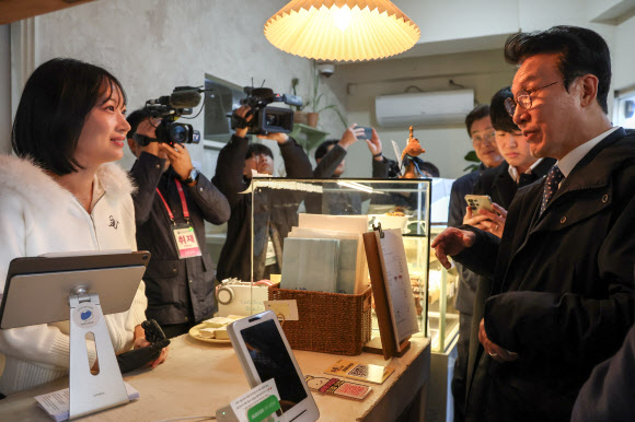 김민석 국무총리가 28일 대전시 중구 대흥동 제과점을 방문, 상인과 대화를 나누고 있다. 2025.11.28 연합뉴스