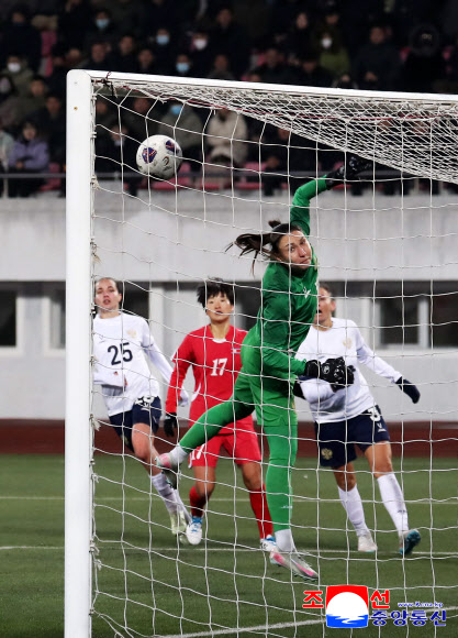 북한 국가여자축구종합팀과 러시아 국가여자축구팀이 지난 27일 평양 김일성경기장에서 친선경기를 진행했다고 조선중앙통신이 28일 보도했다. 2025.11.28. 평양 조선중앙통신 연합뉴스