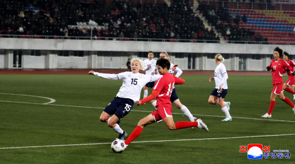 북한 국가여자축구종합팀과 러시아 국가여자축구팀이 지난 27일 평양 김일성경기장에서 친선경기를 진행했다고 조선중앙통신이 28일 보도했다. 2025.11.28. 평양 조선중앙통신 연합뉴스