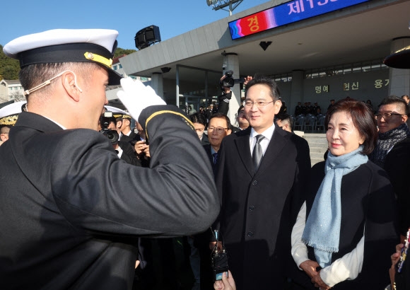 임관식장에서 경례를 받는 이재용 회장과 홍라희 명예관장