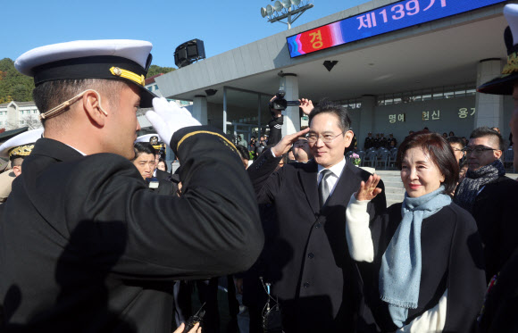 28일 오후 경남 창원시 진해구 해군사관학교 연병장에서 열린 제139기 해군·해병대 사관후보생 수료 및 임관식에서 이재용 삼성전자 회장과 홍라희 리움미술관 명예관장이 이지호 신임 소위에게 경례를 받고 있다. 2025.11.28. 연합뉴스