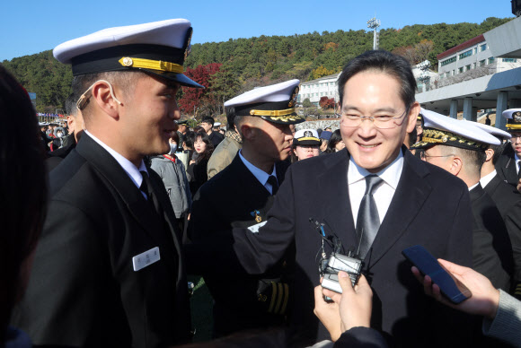 이재용 삼성전자 회장이 28일 오후 경남 창원시 진해구 해군사관학교 연병장에서 열린 제139기 해군·해병대 사관후보생 수료 및 임관식에서 아들 이지호 신임 소위를 격려하고 있다. 2025.11.28 연합뉴스