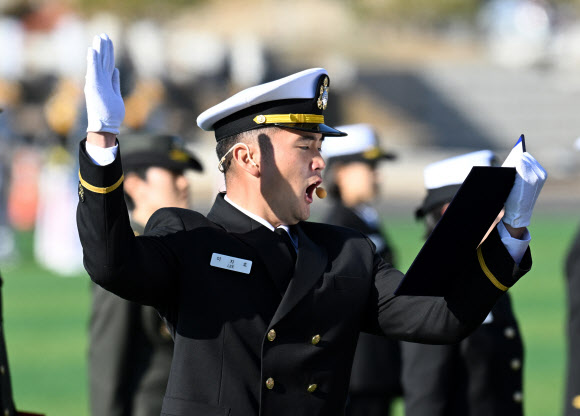 이지호 신임 소위가 28일 경남 창원시 진해구 해군사관학교에서 열린 ‘제139기 해군사관후보생 임관식’에 참석, 선서하고 있다. 2025.11.28 연합뉴스