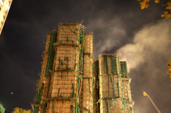 27일(현지시간) 오후 10시 21분께 홍콩 북부 타이포의 고층 아파트 단지 ‘웡 푹 코트’(Wang Fuk Court)에서 화재로 인한 연기가 피어오르고 있다. 2025.11.28. 연합뉴스